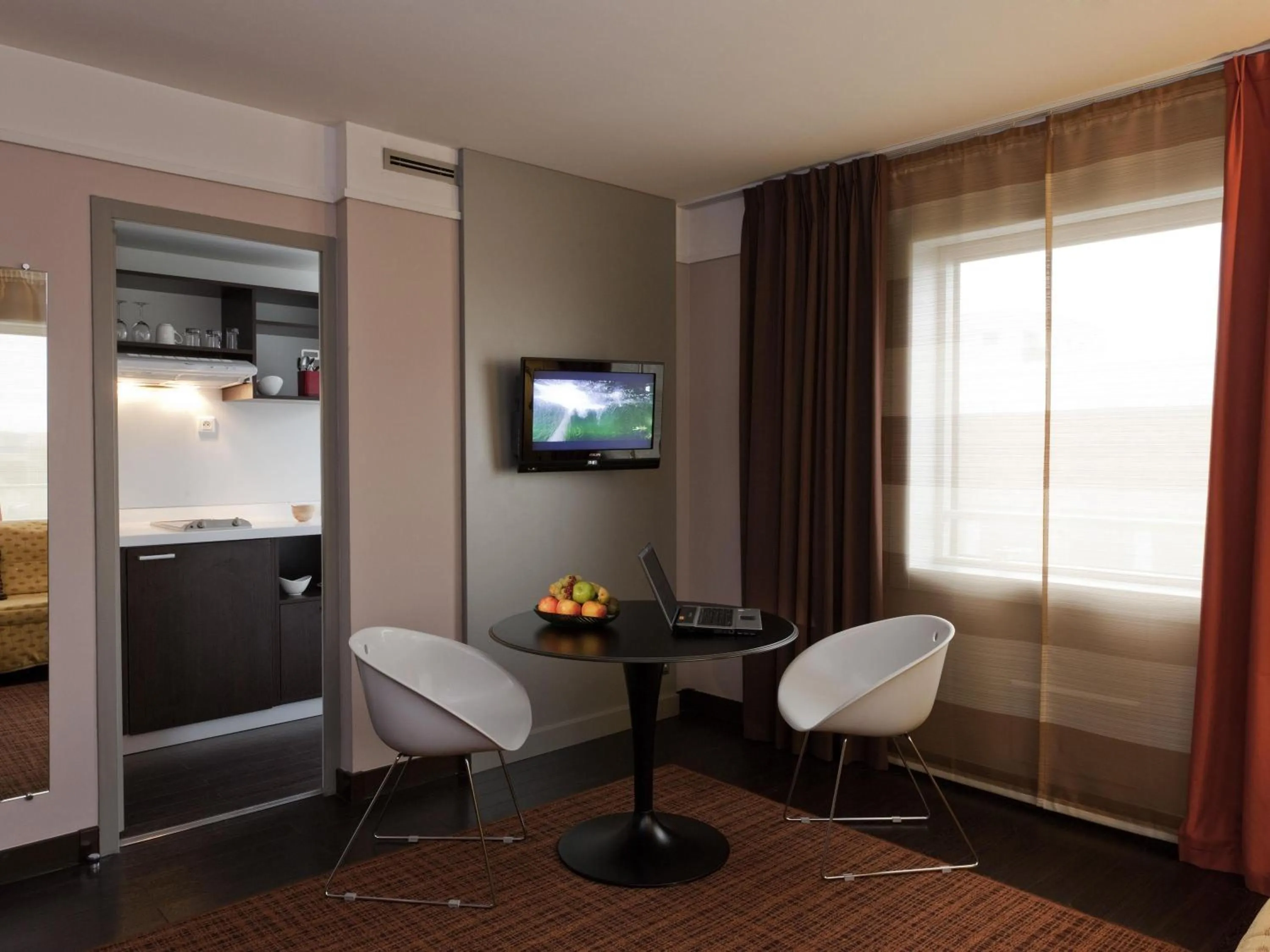 Bedroom in Residence Mercure Paris La Defense Grande Arche