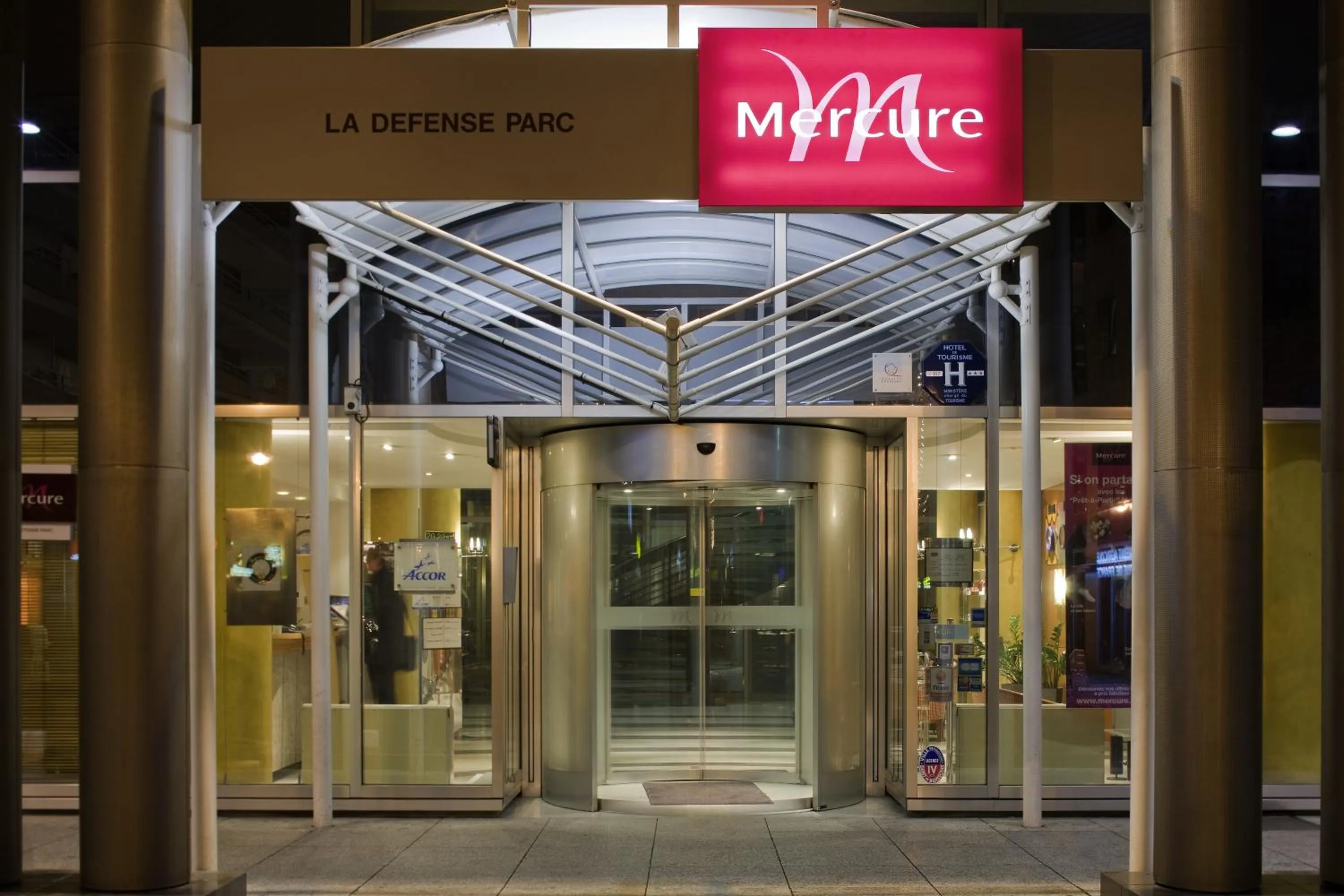 Facade/entrance in Residence Mercure Paris La Defense Grande Arche