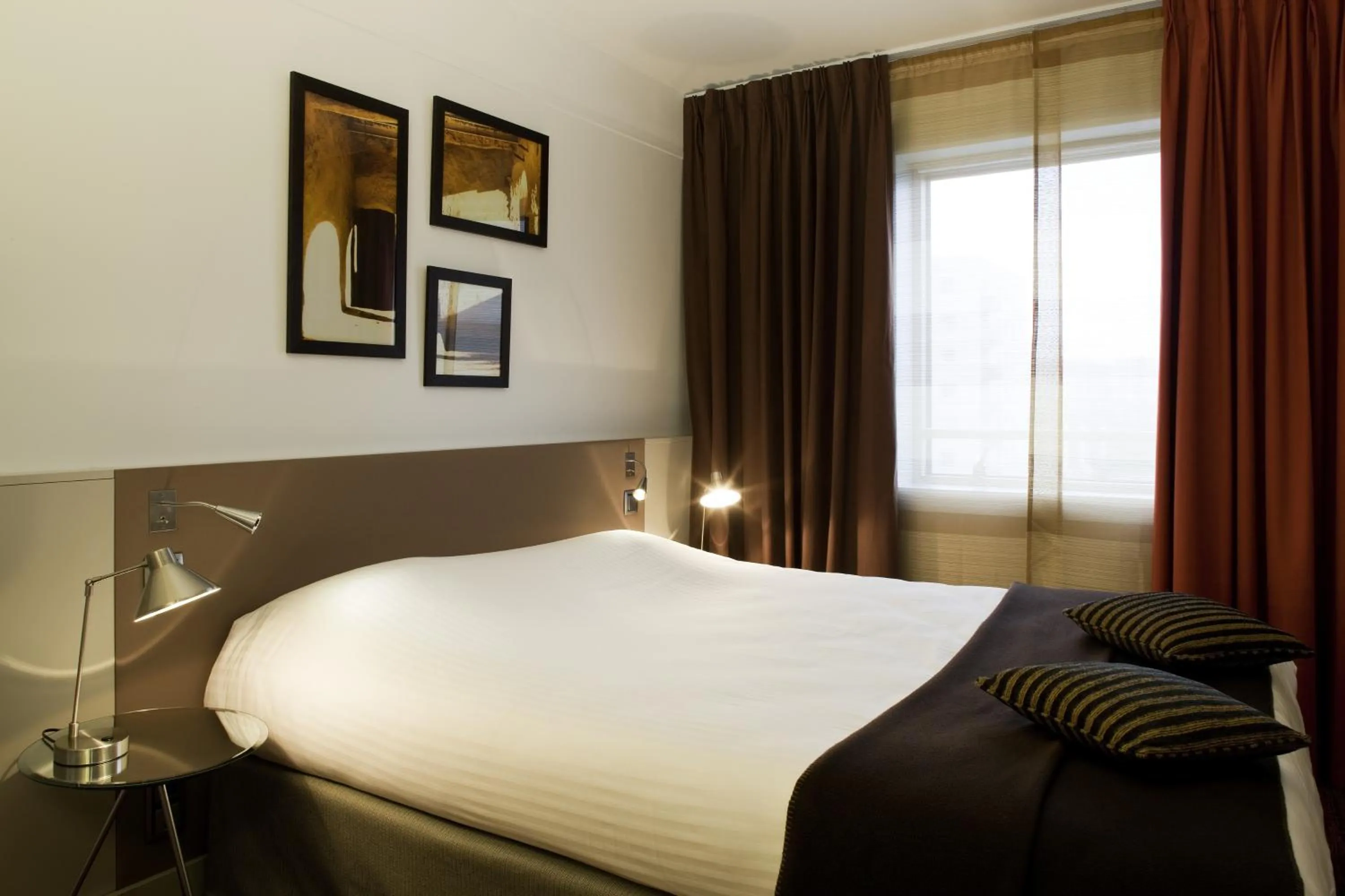 Bathroom, Bed in Residence Mercure Paris La Defense Grande Arche