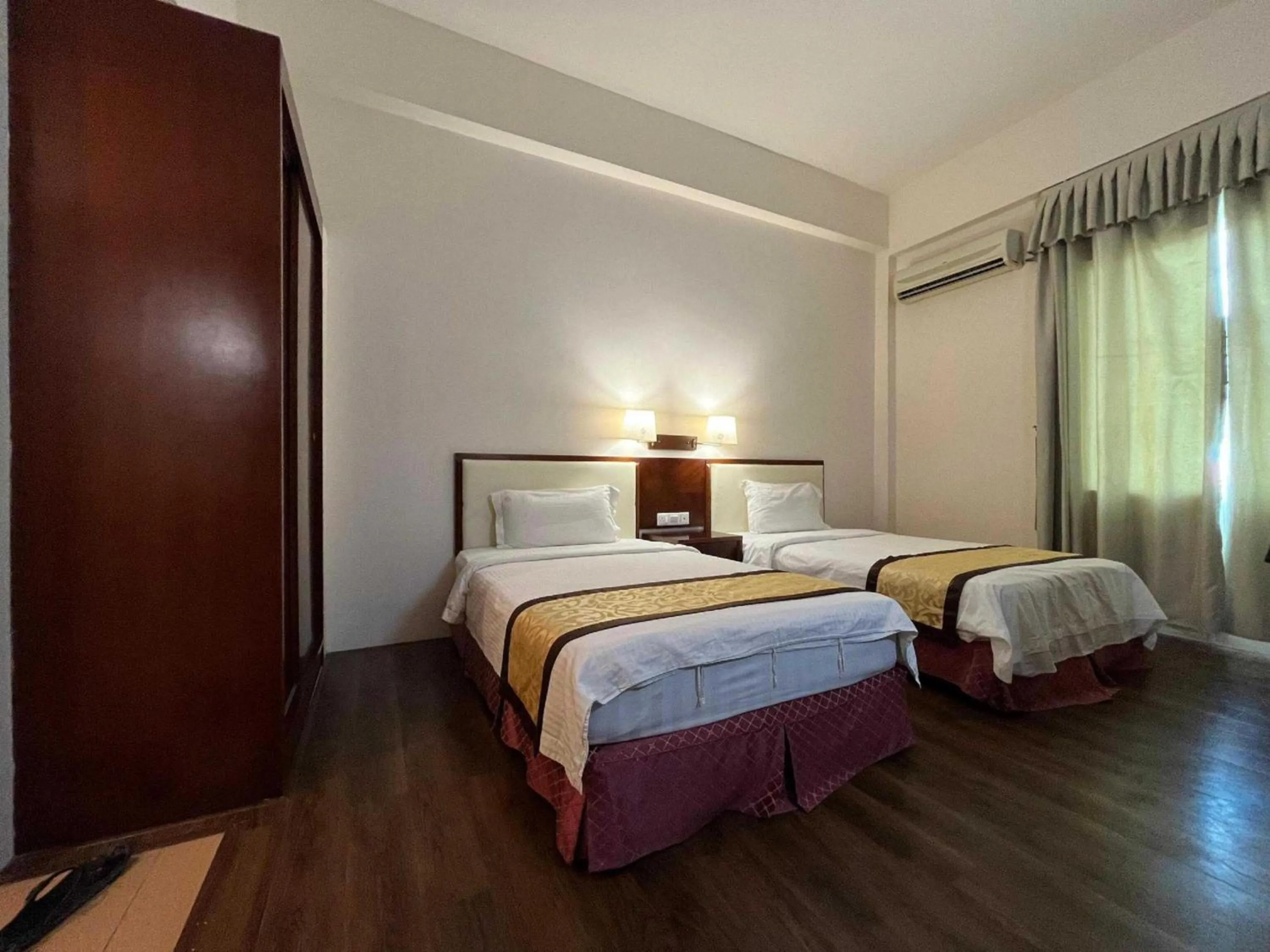 Bedroom, Bed in Hotel O Atari Inn