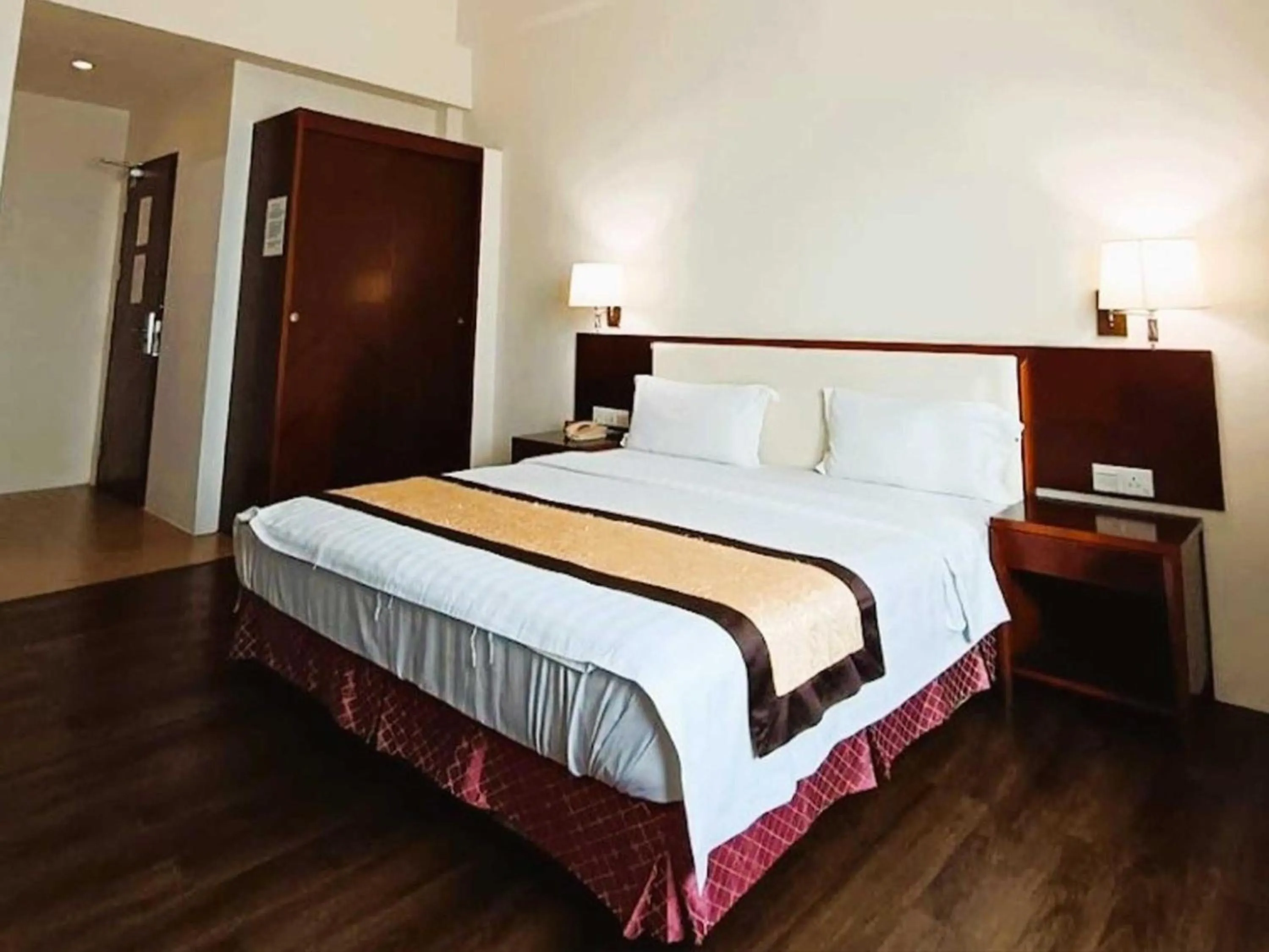 Bedroom, Bed in Hotel O Atari Inn