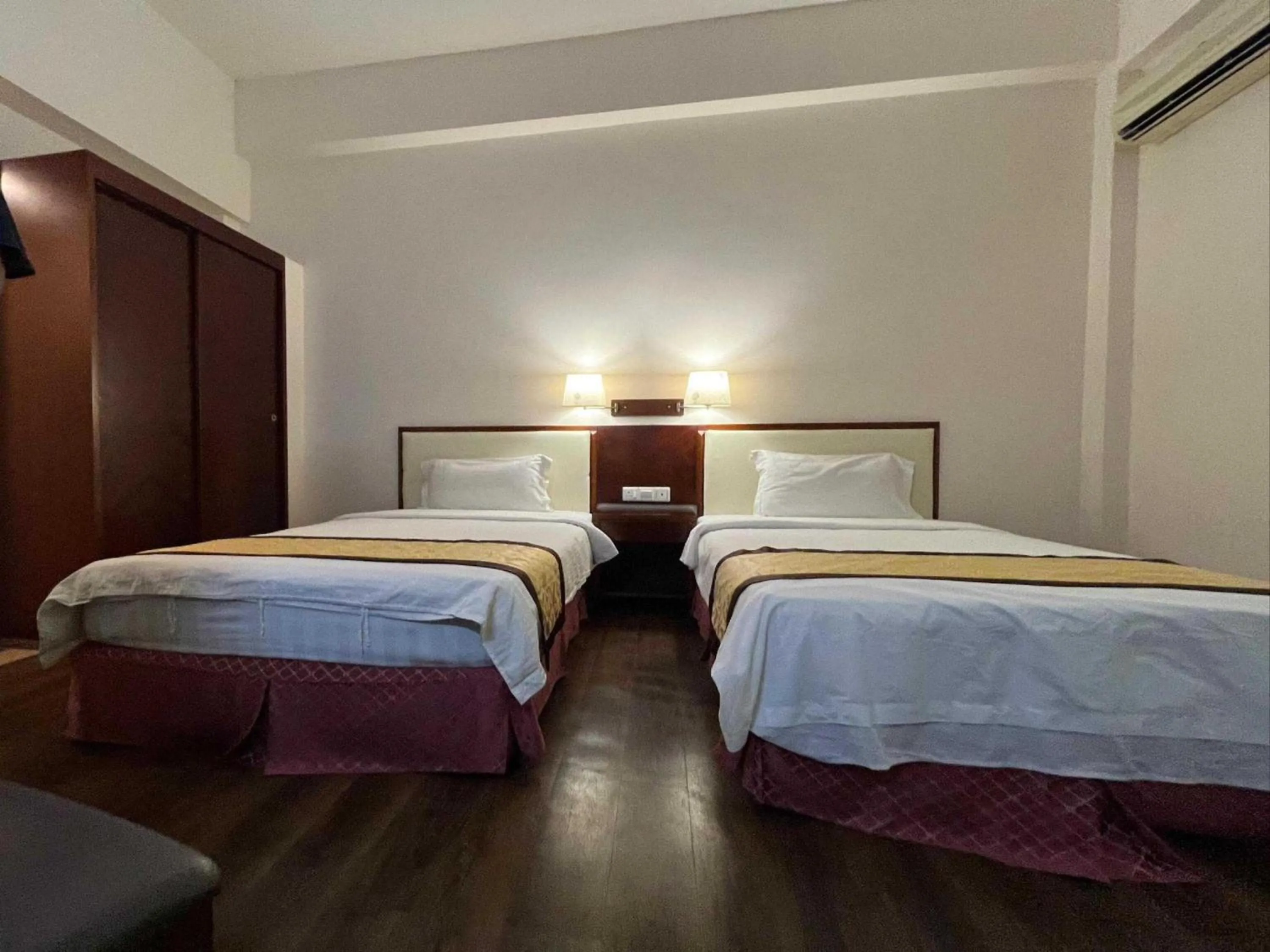 Bedroom, Bed in Hotel O Atari Inn