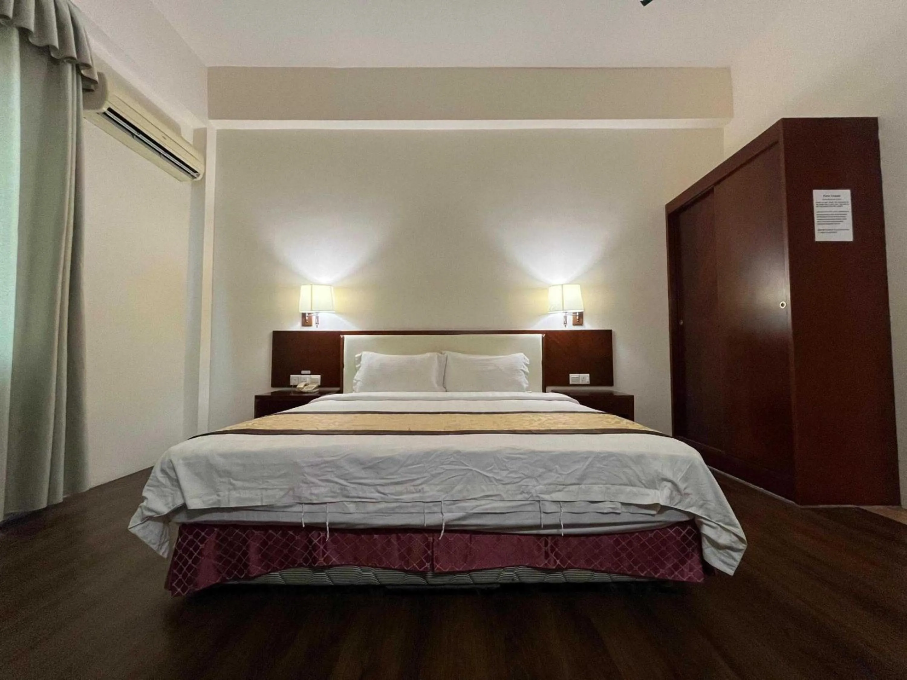 Deluxe King Room in Hotel O Atari Inn