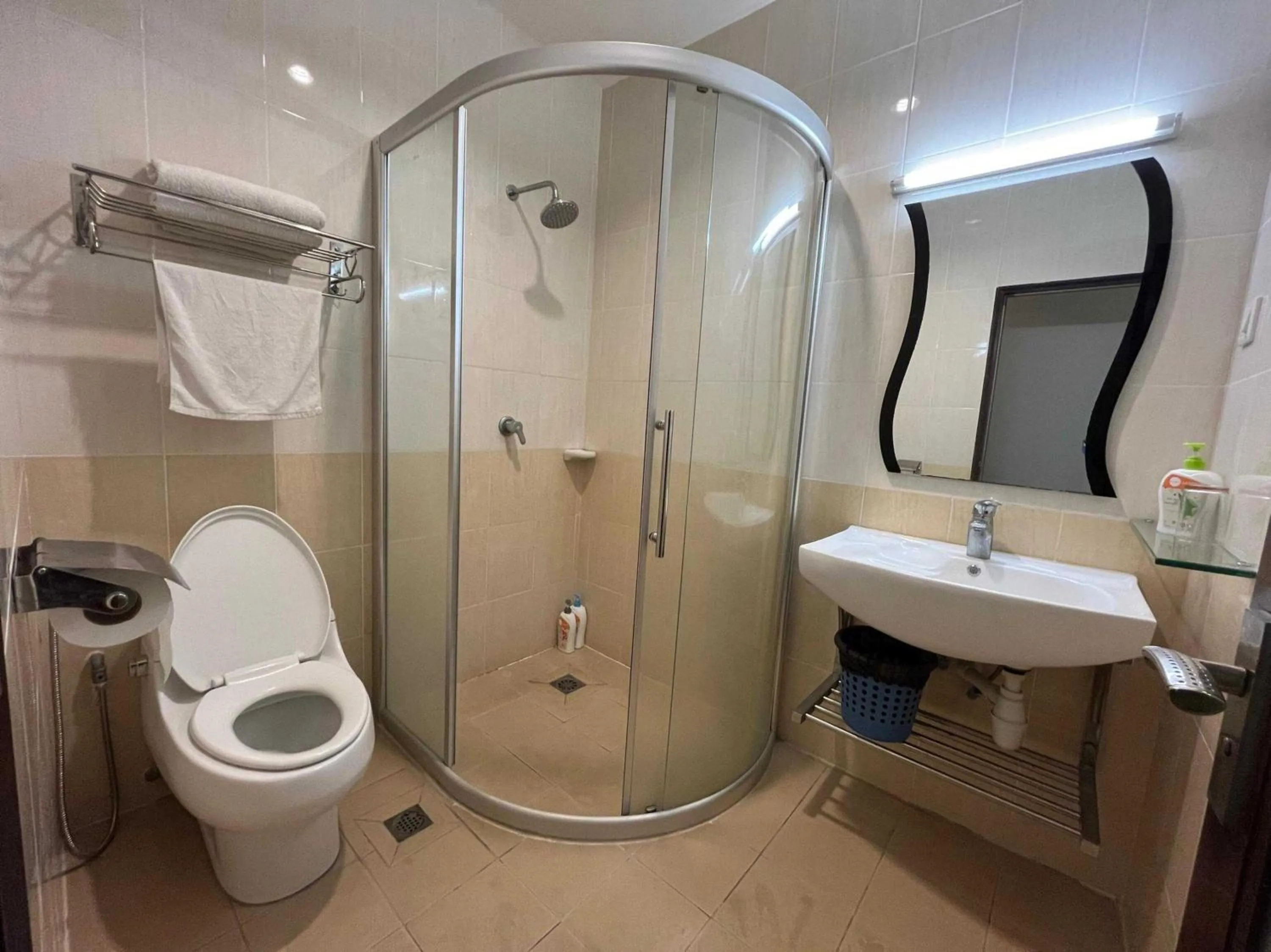 Bathroom in Hotel O Atari Inn