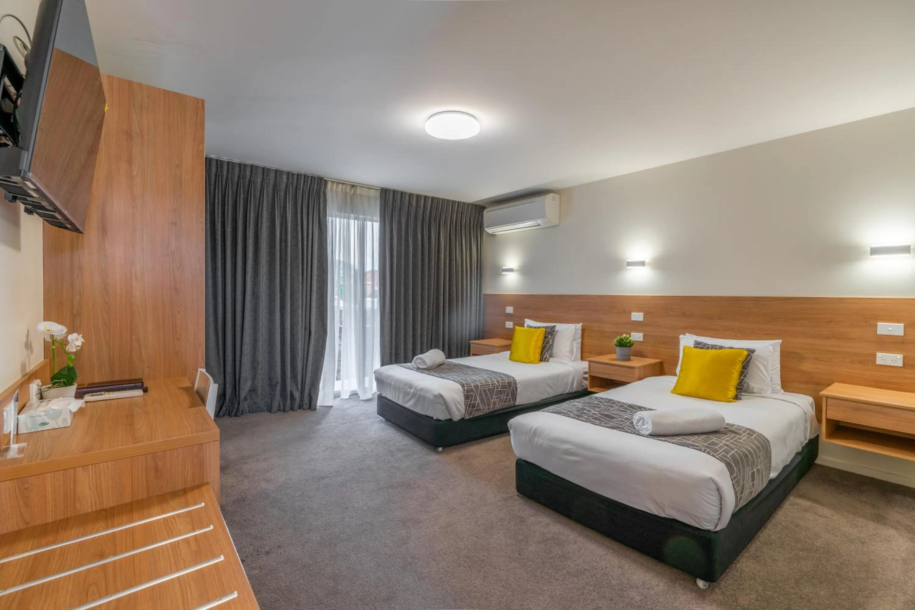 Bed in Rainbow Motel Queanbeyan