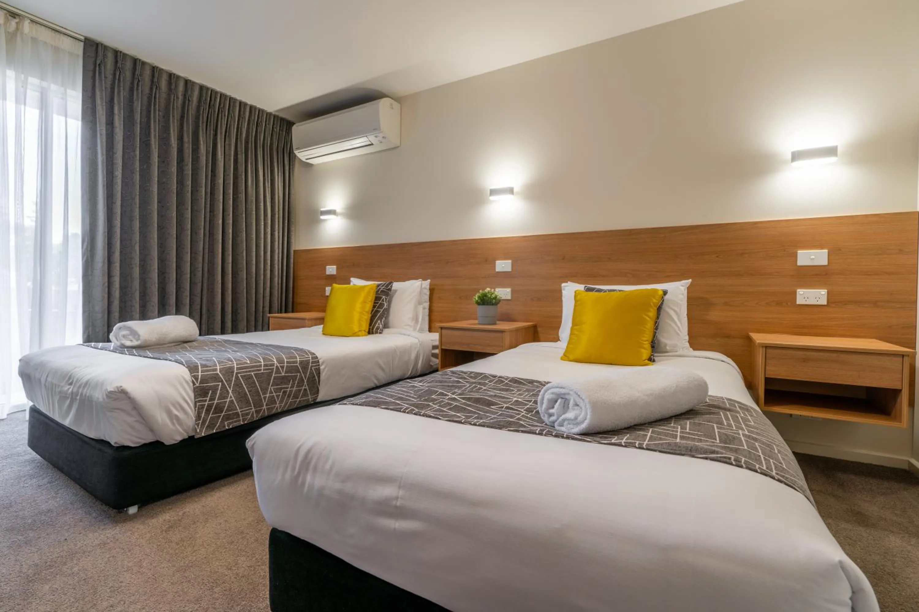 Bed in Rainbow Motel Queanbeyan