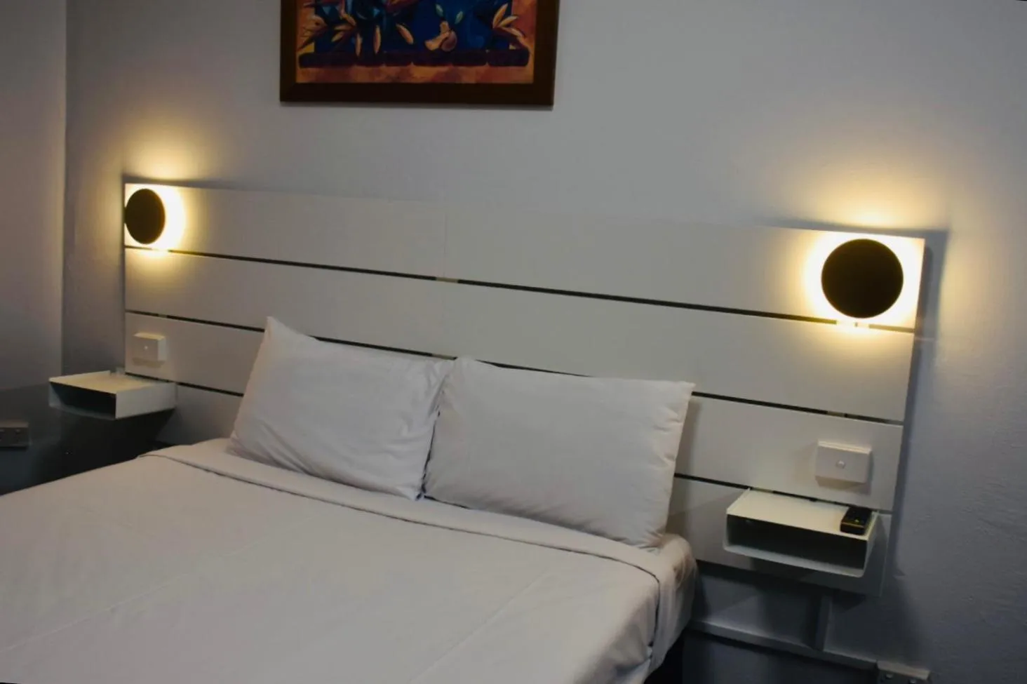 Bed in Rainbow Motel Queanbeyan