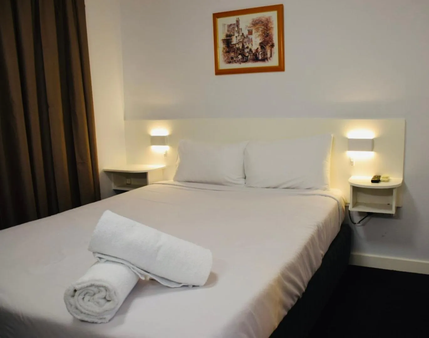 Bed in Rainbow Motel Queanbeyan