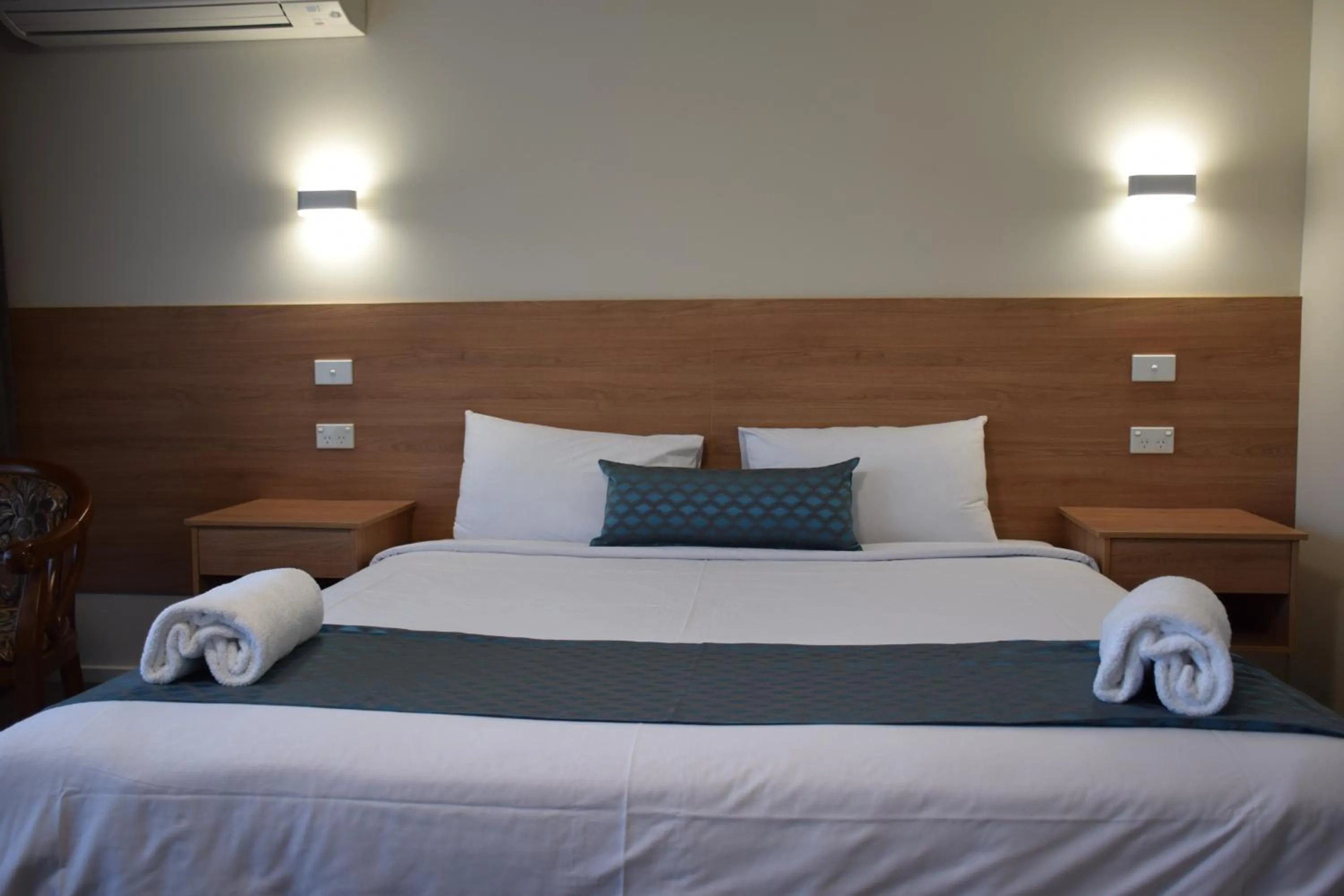 Bed in Rainbow Motel Queanbeyan