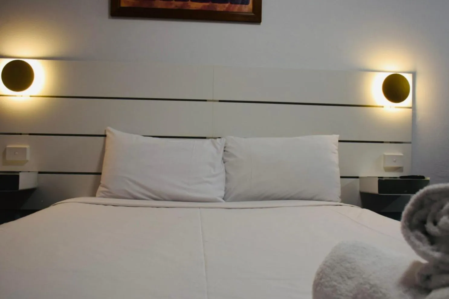 Bed in Rainbow Motel Queanbeyan