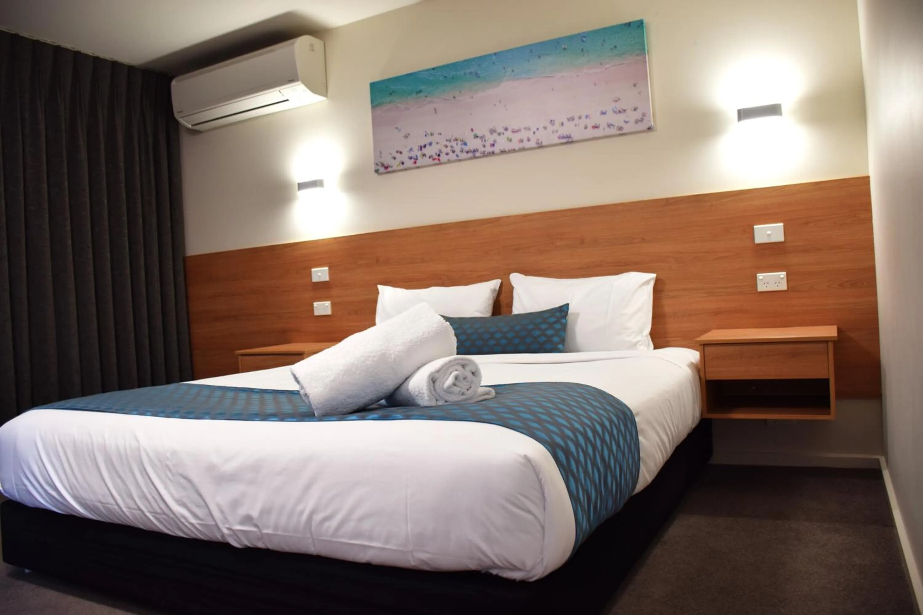 Bed in Rainbow Motel Queanbeyan