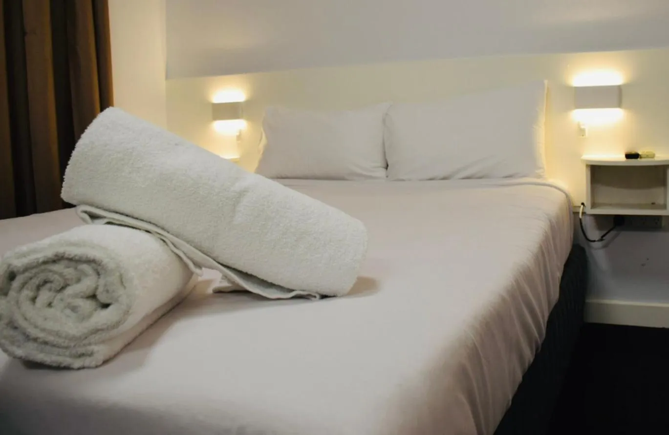 Bed in Rainbow Motel Queanbeyan