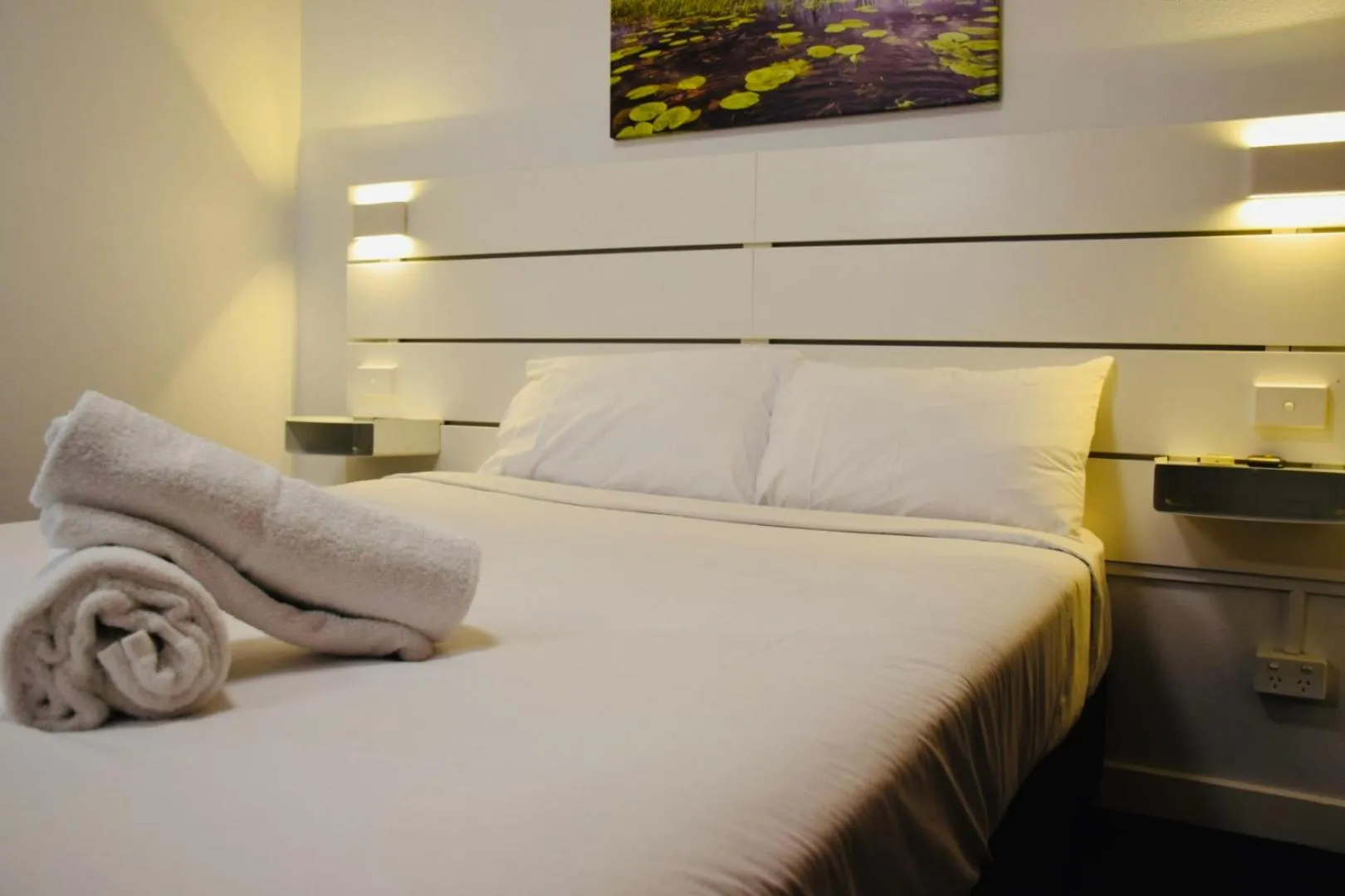 Bed in Rainbow Motel Queanbeyan