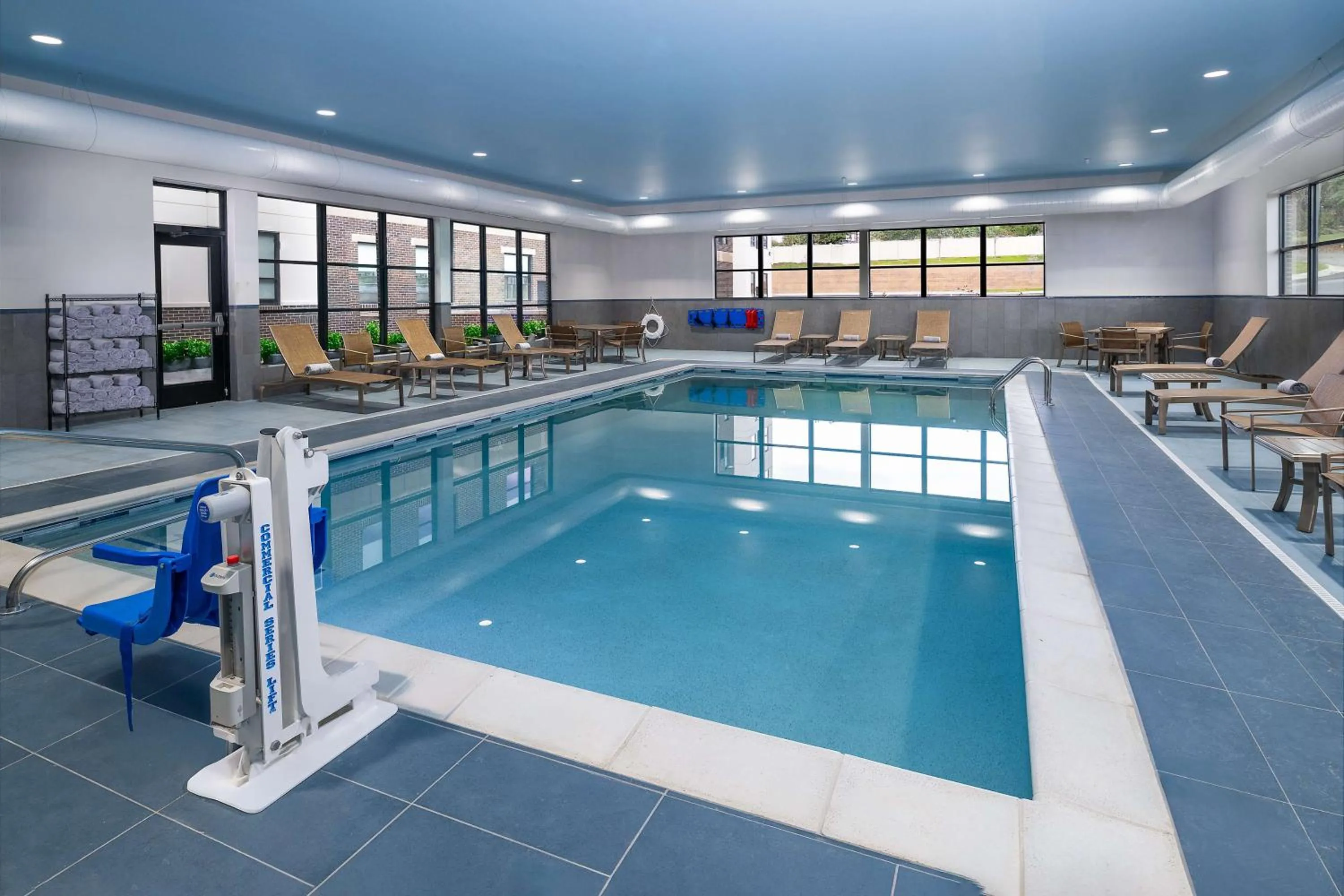 Swimming pool in Hyatt House Auburn Hills/Detroit