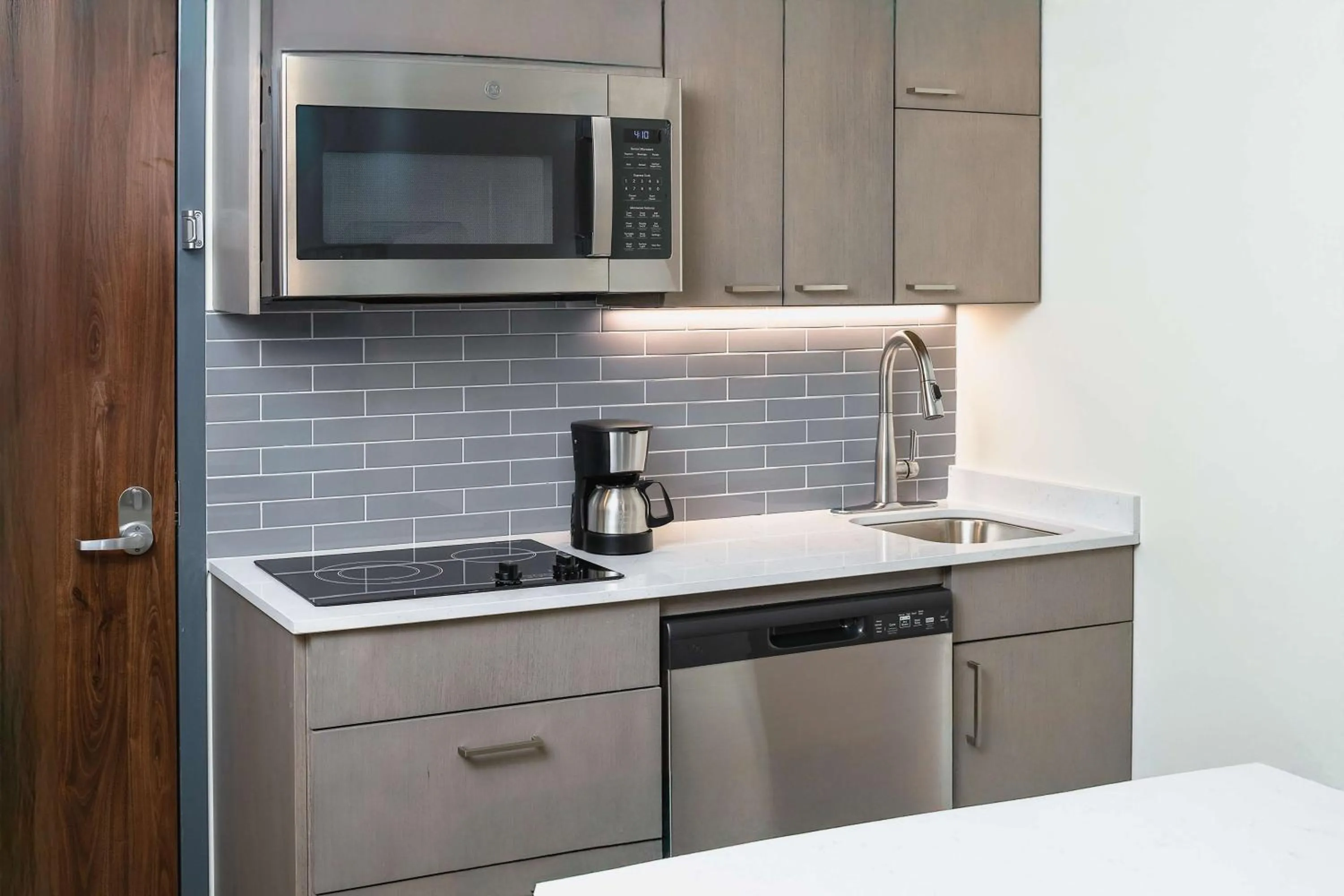 Kitchen or kitchenette in Hyatt House Auburn Hills/Detroit