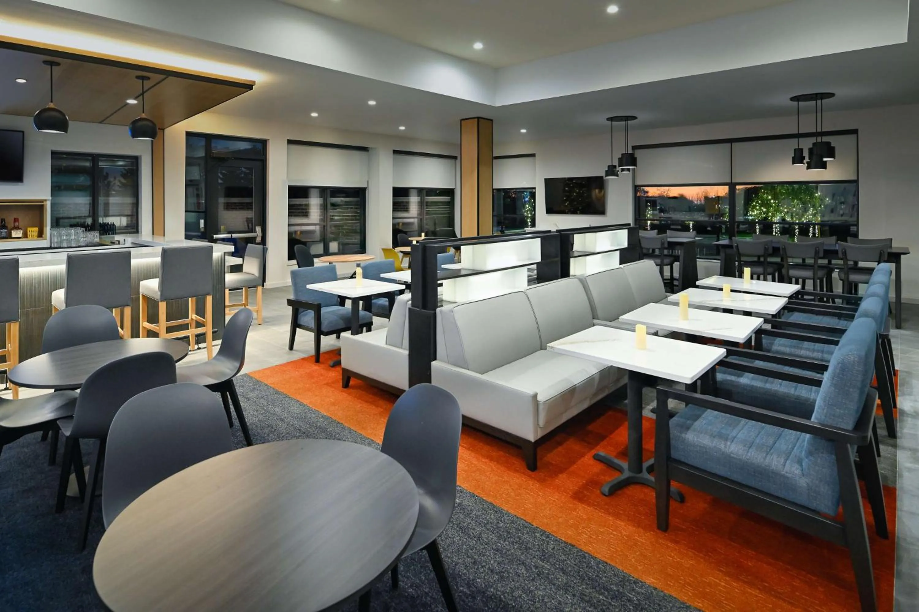 Lounge or bar in Hyatt House Auburn Hills/Detroit