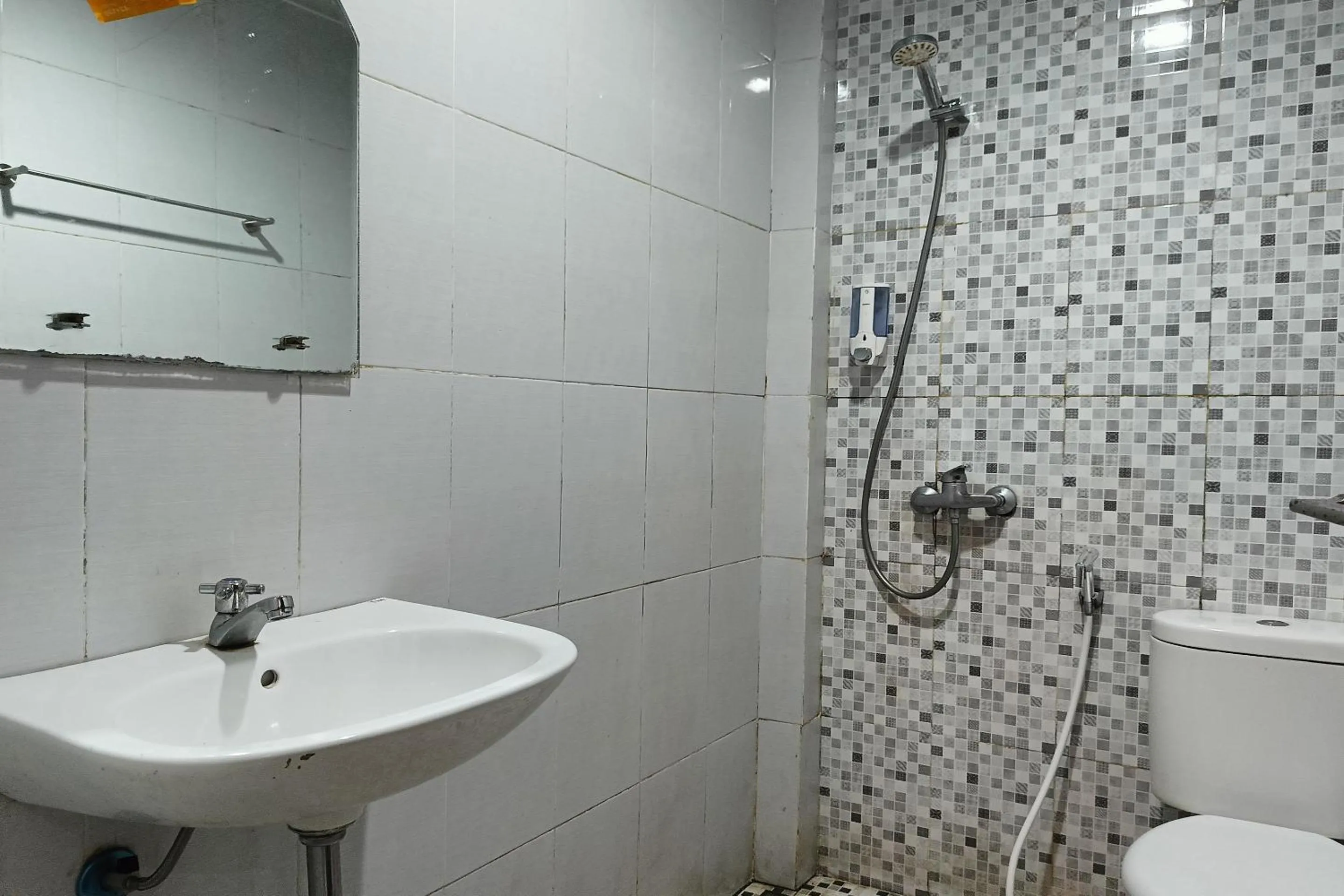 Bathroom in Hotel O Sunrise Garage Home