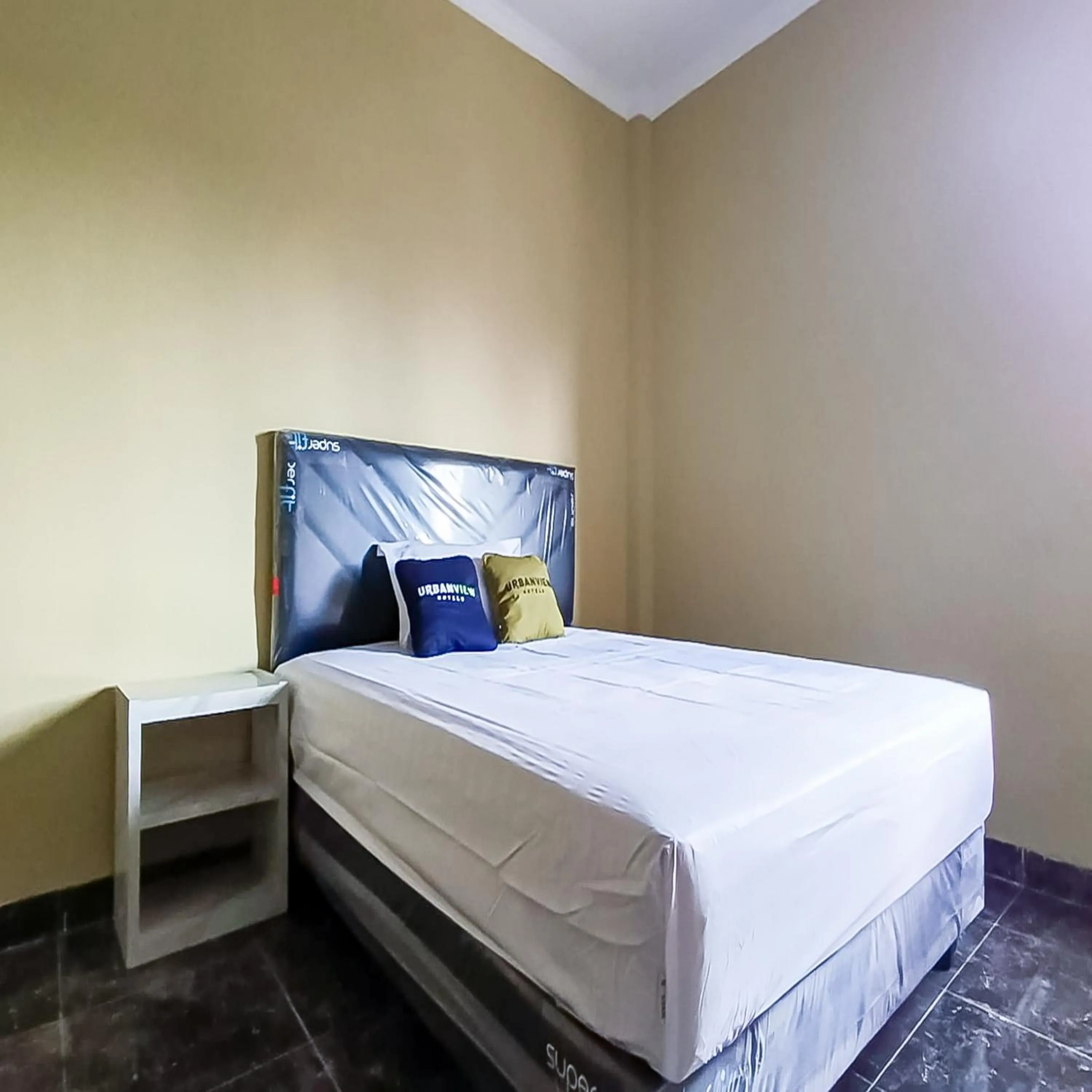 Bedroom, Bed in Urbanview Hotel Lamin Palangkaraya by RedDoorz