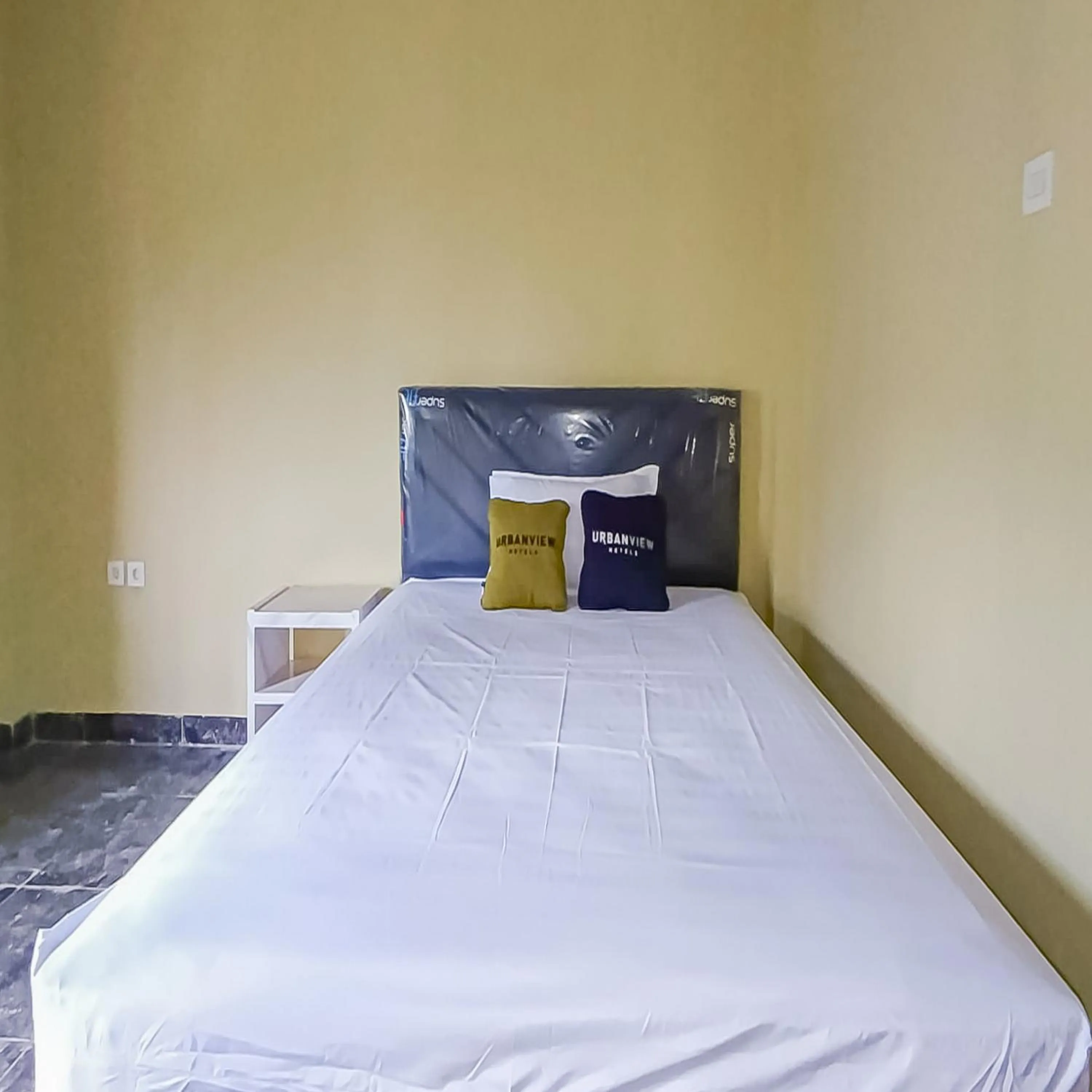 Bedroom, Bed in Urbanview Hotel Lamin Palangkaraya by RedDoorz