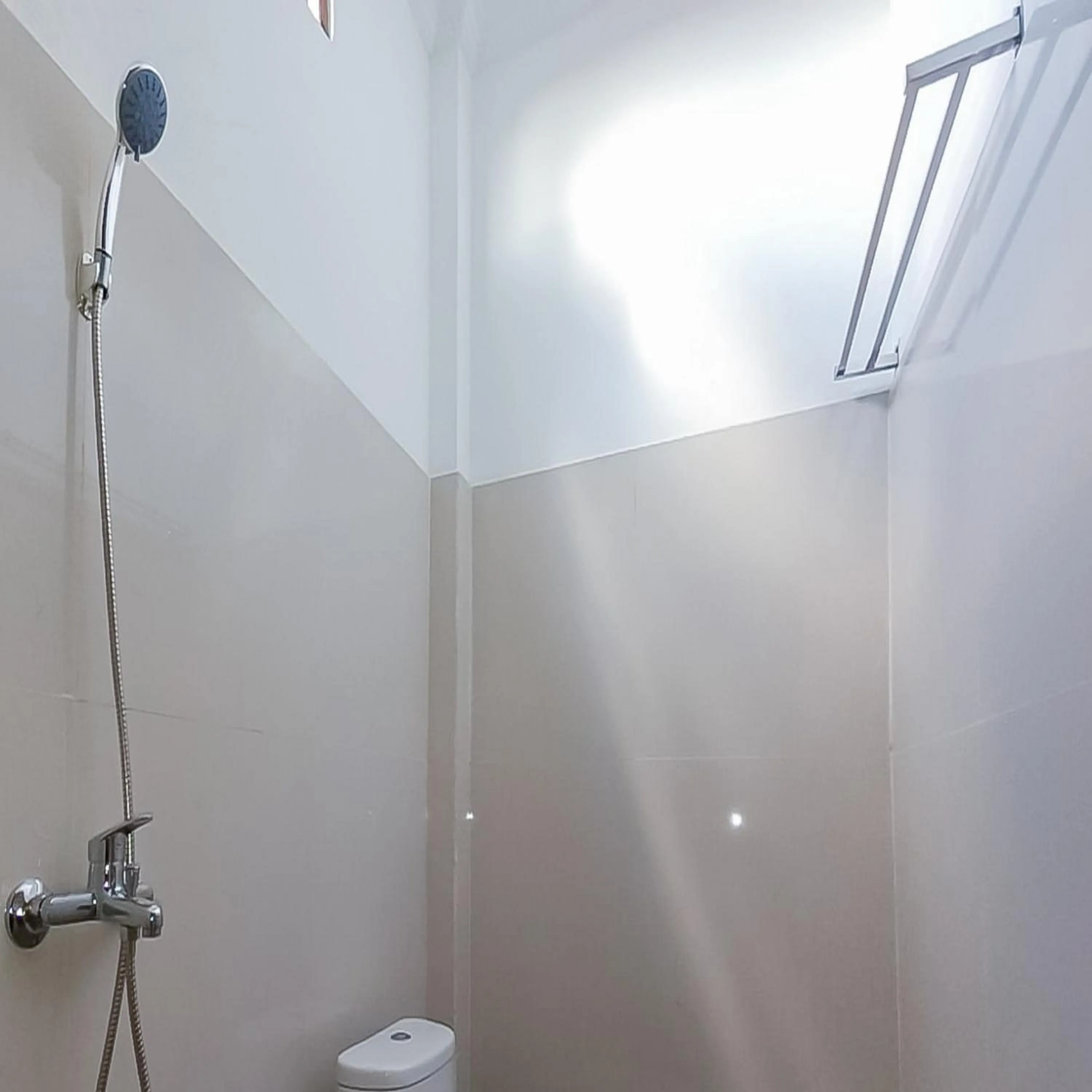 Bathroom in Urbanview Hotel Lamin Palangkaraya by RedDoorz