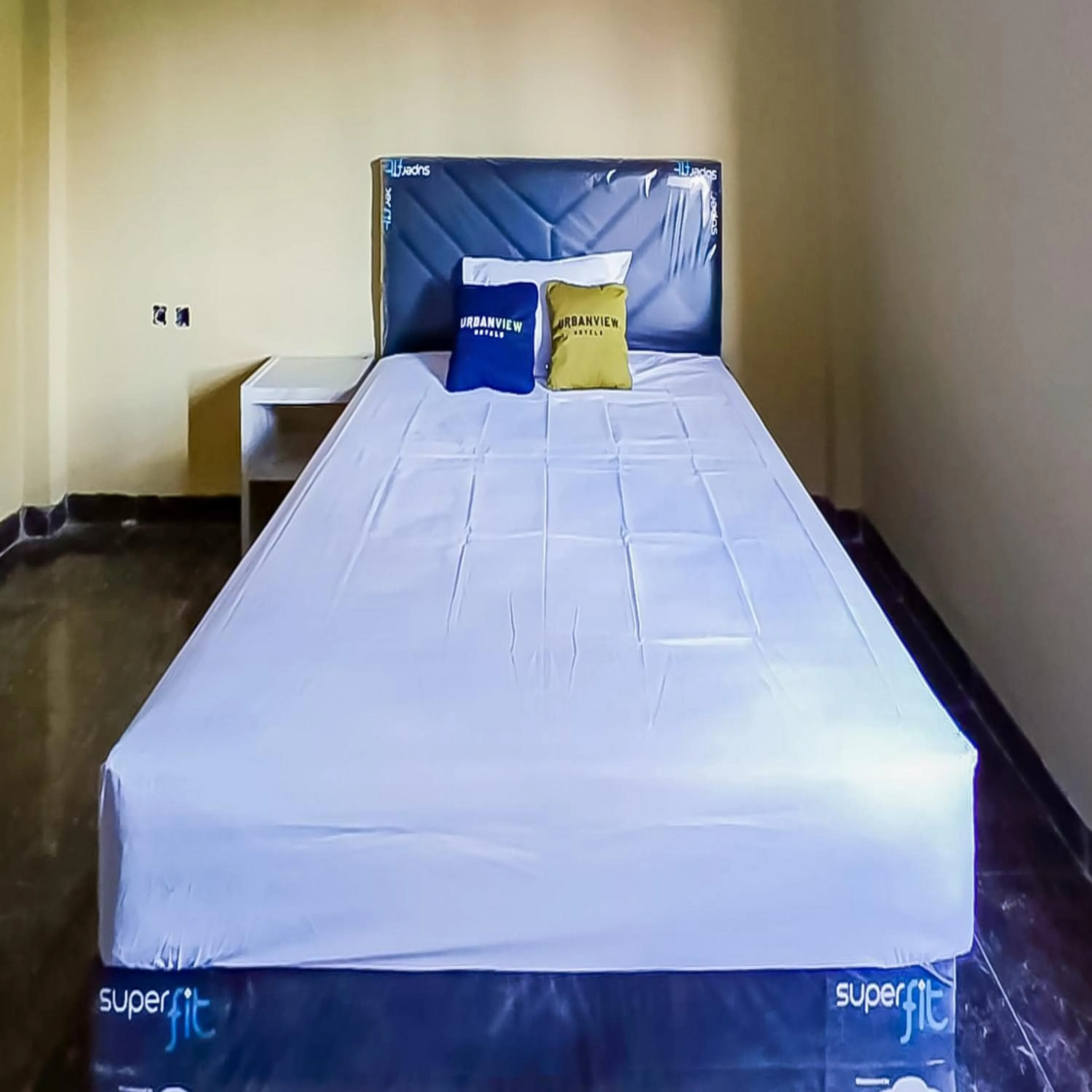 Bedroom, Bed in Urbanview Hotel Lamin Palangkaraya by RedDoorz