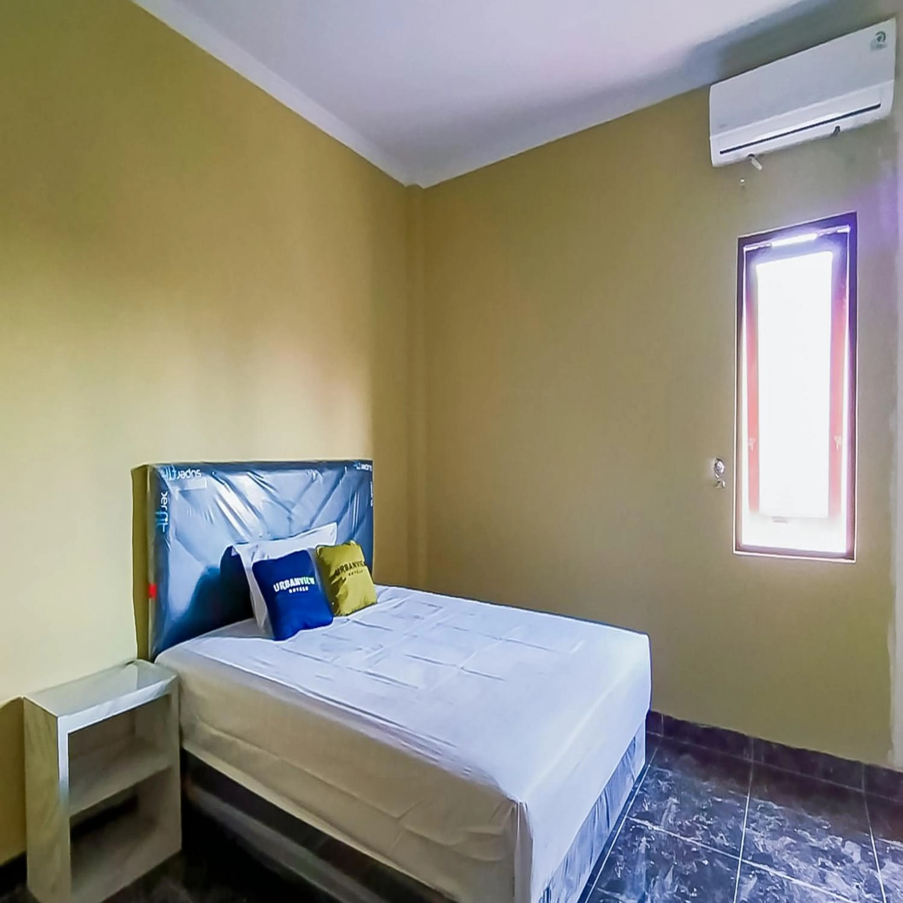 Bedroom, Bed in Urbanview Hotel Lamin Palangkaraya by RedDoorz