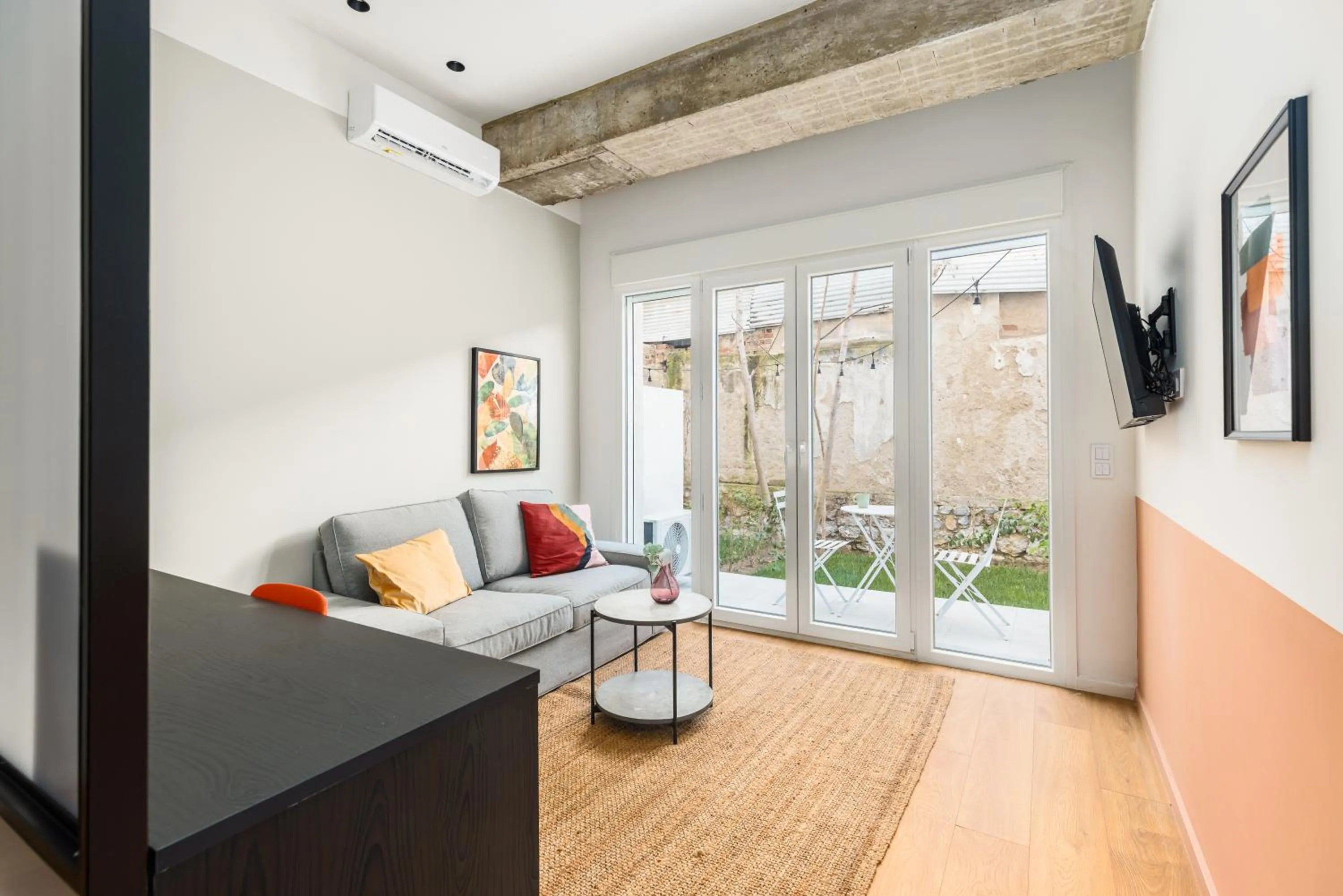 Living room in Soho Residence by halu!