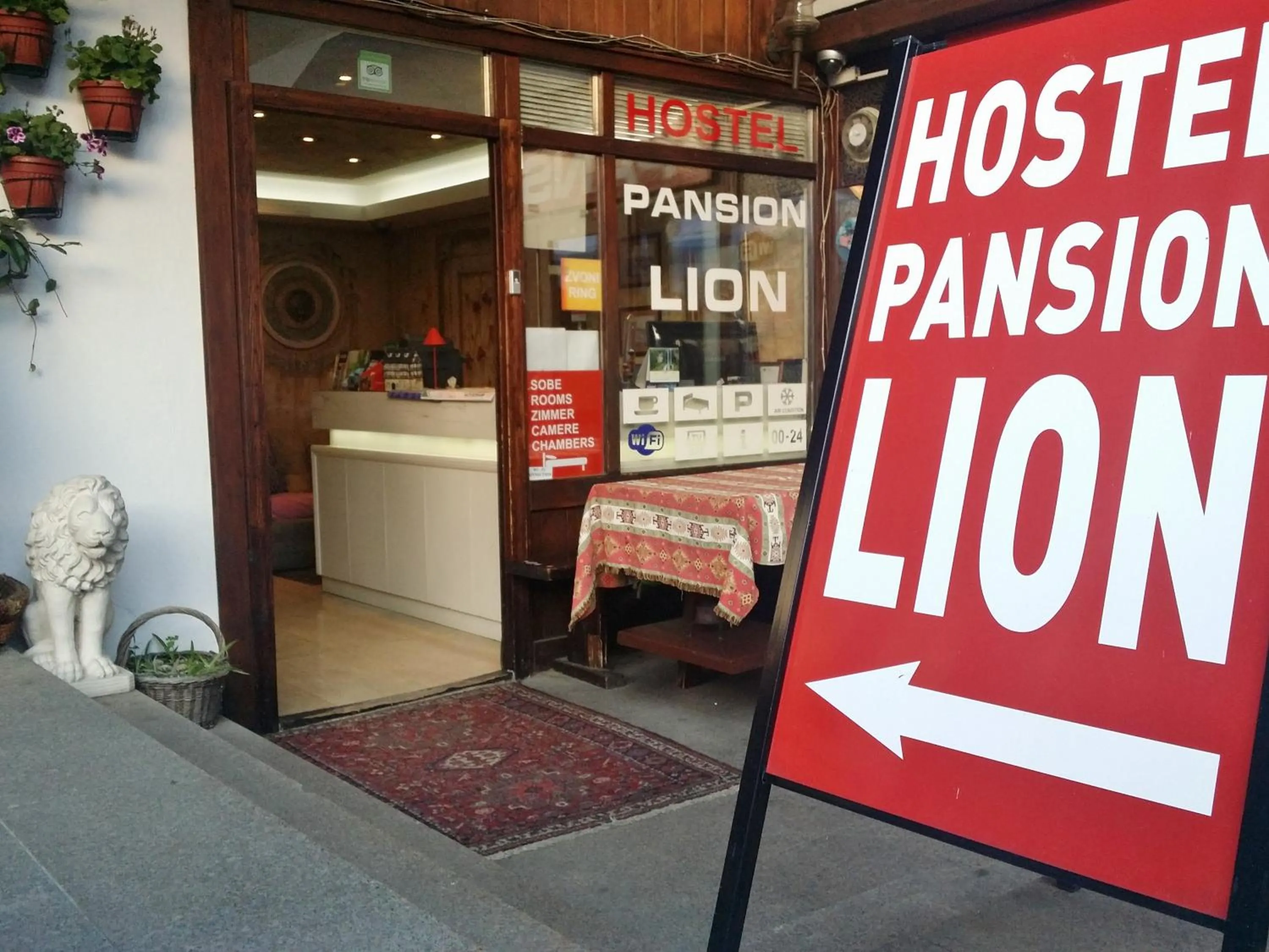 Facade/entrance in Hostel Pansion Lion