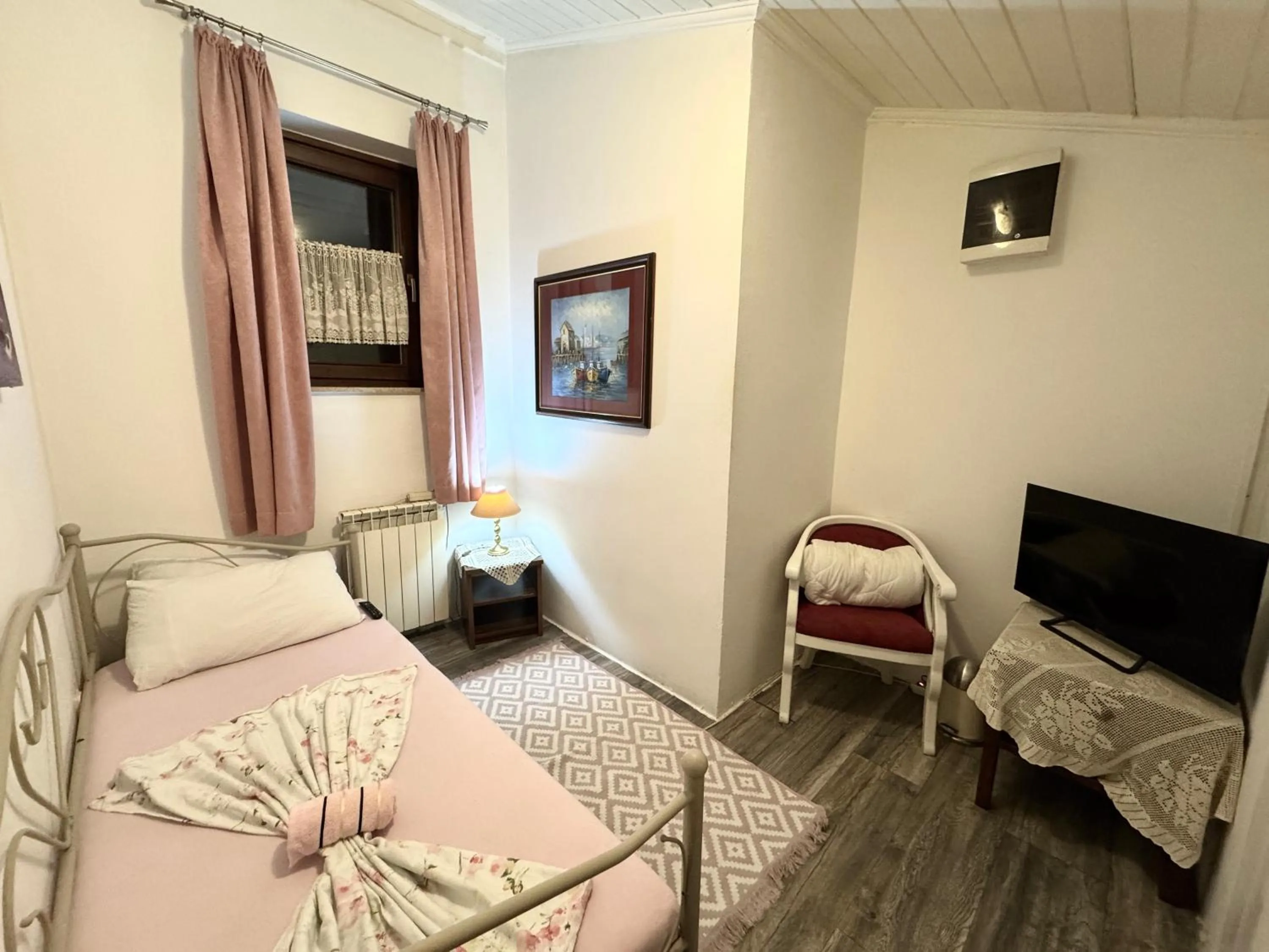 Bed in Hostel Pansion Lion