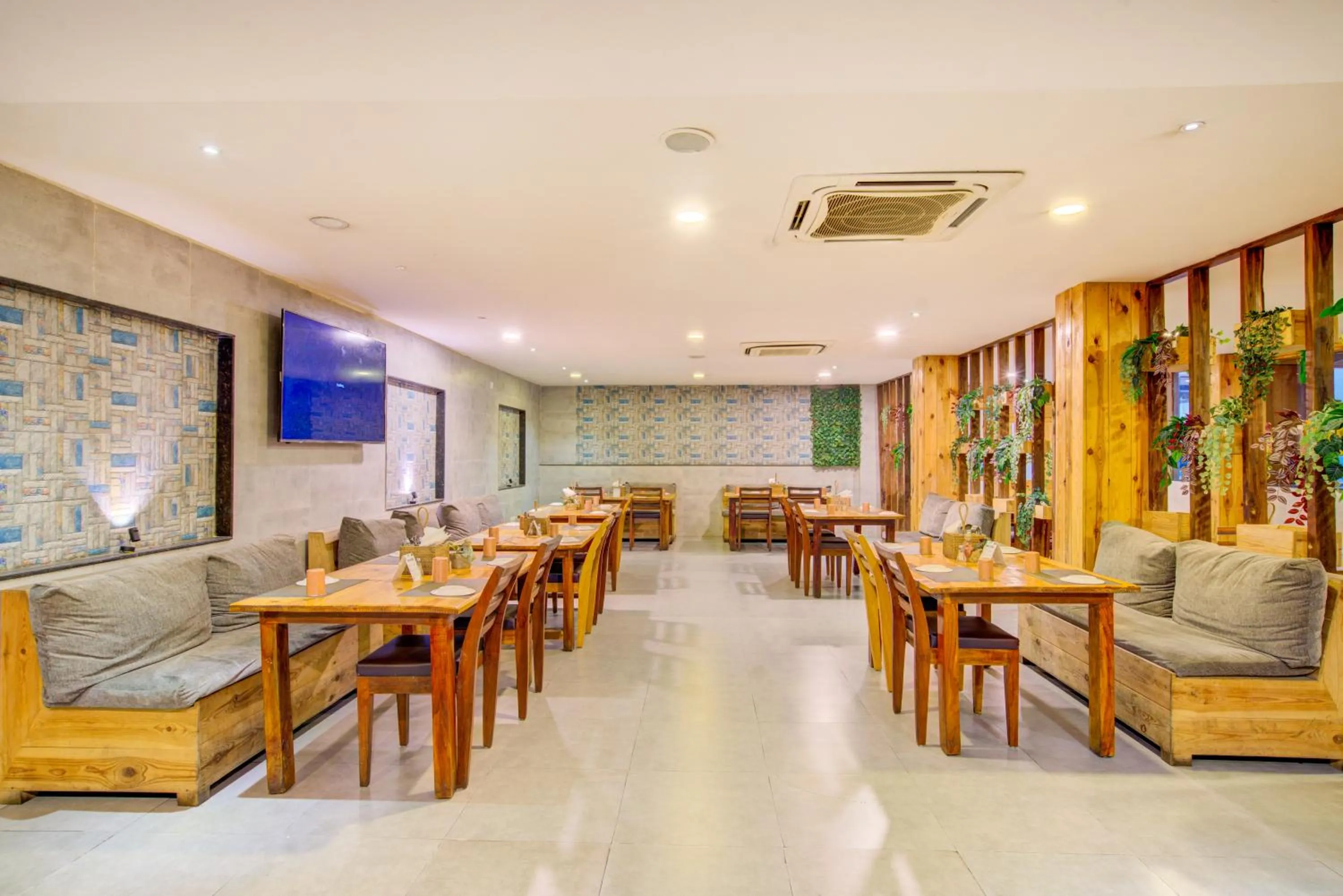 Restaurant/places to eat in Hotel Lokis Forest Inn L B Nagar