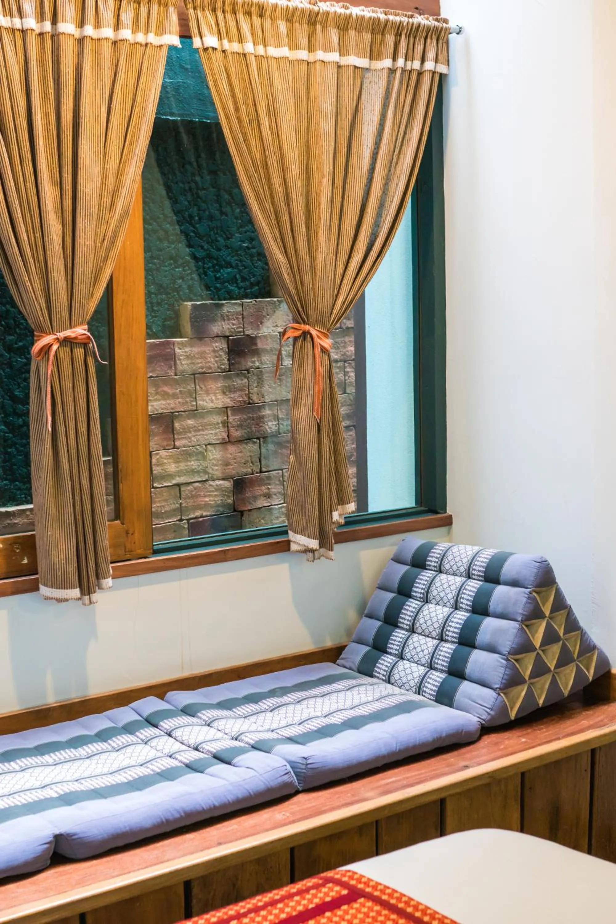 Seating area, Bed in Khom Chiang Mai