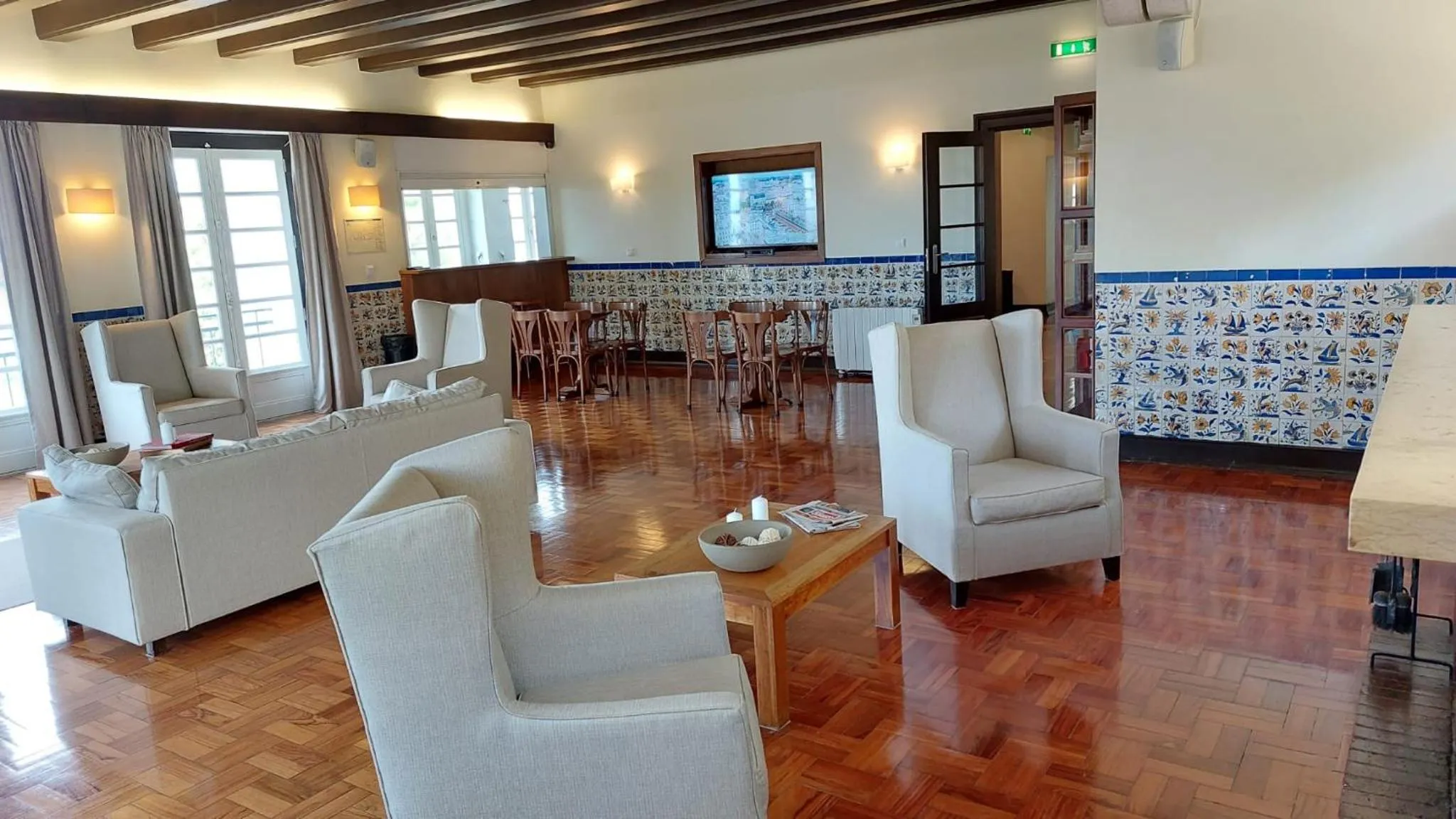 Communal lounge/ TV room in HI Alfeizerão – Pousada de Juventude