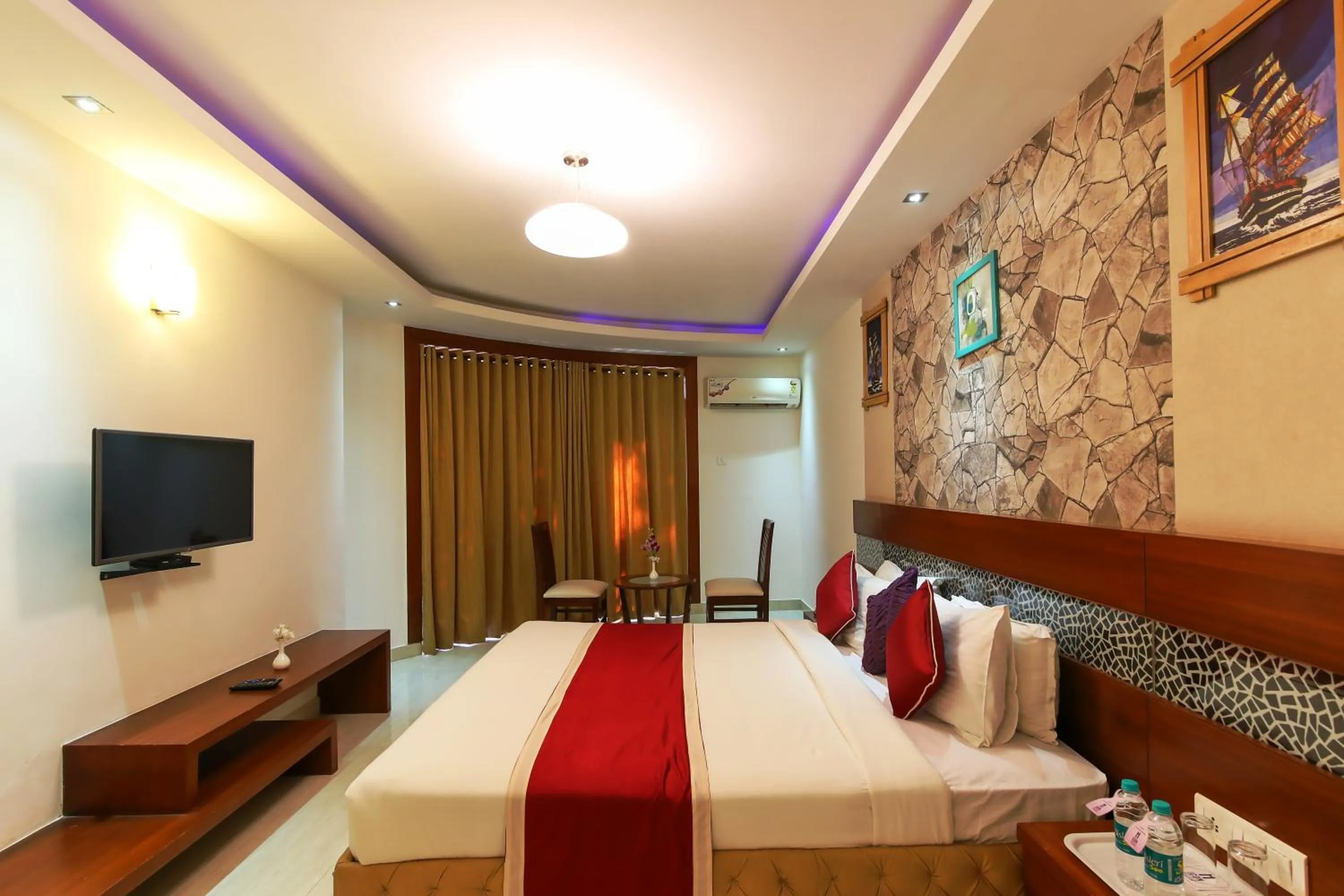 Living room, Bed in Icon Suites by Bhagini