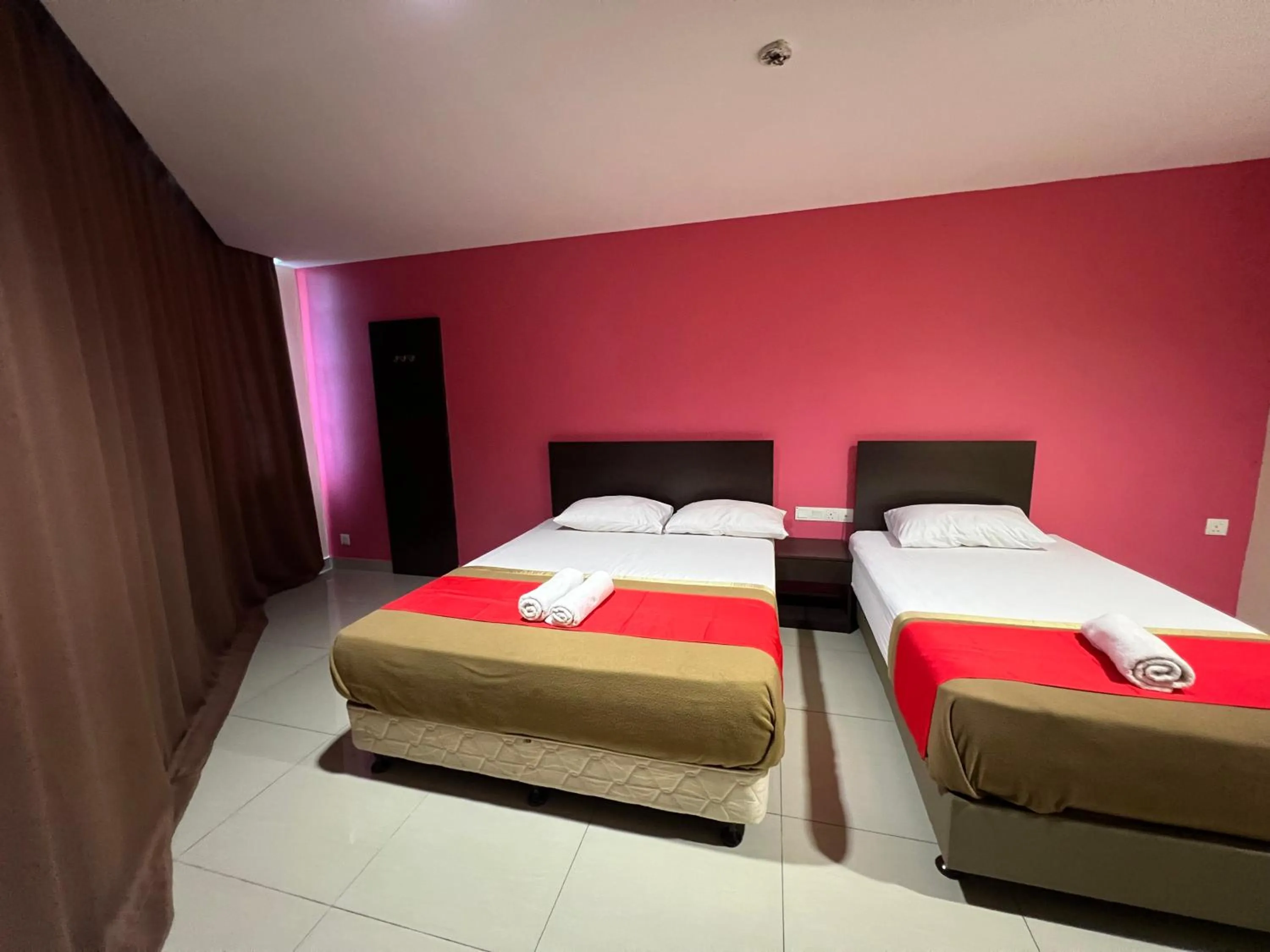 Bed in Hotel Crystal Villa