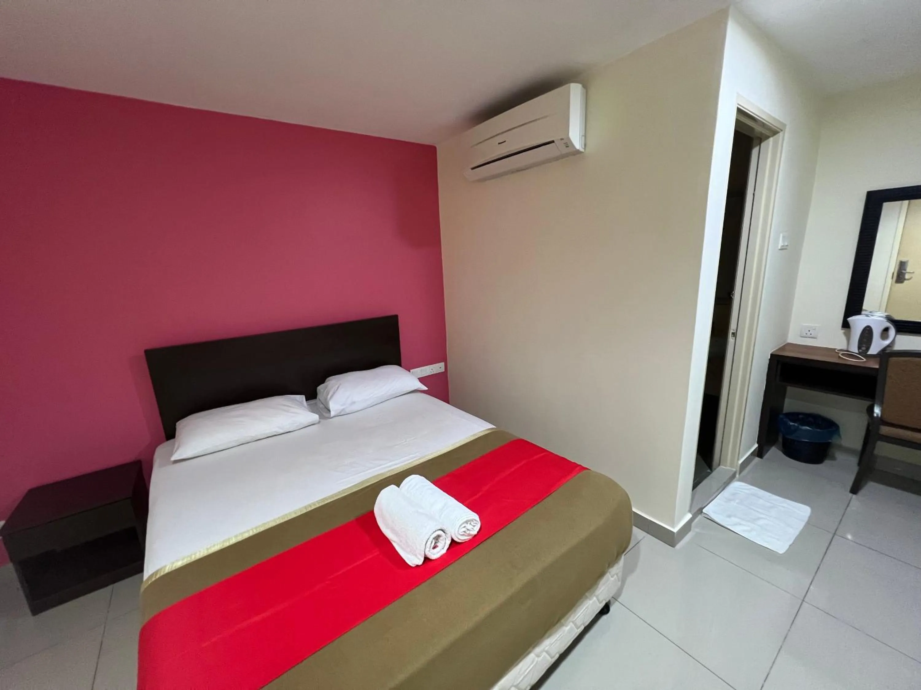 Bed in Hotel Crystal Villa