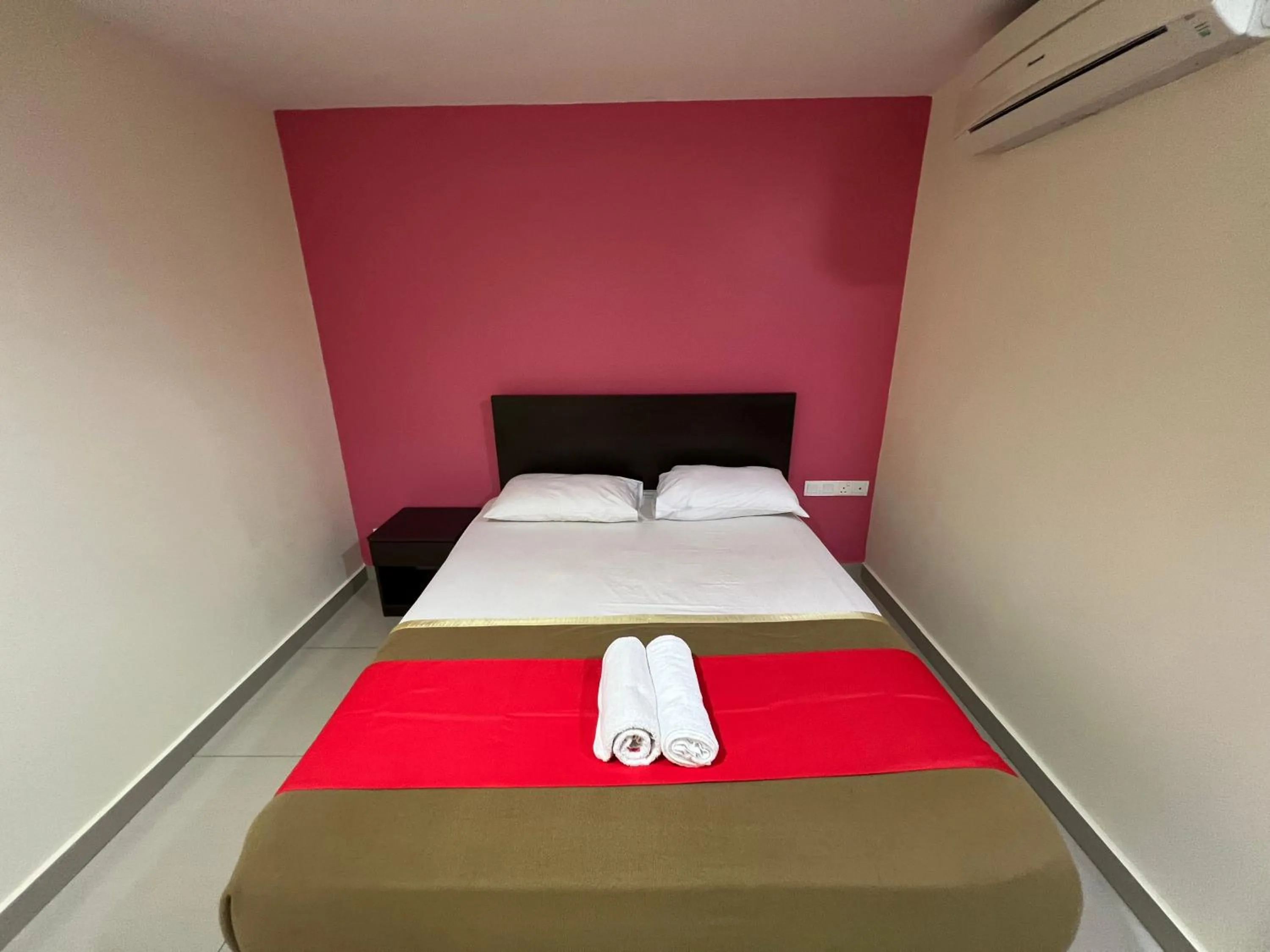 Bed in Hotel Crystal Villa