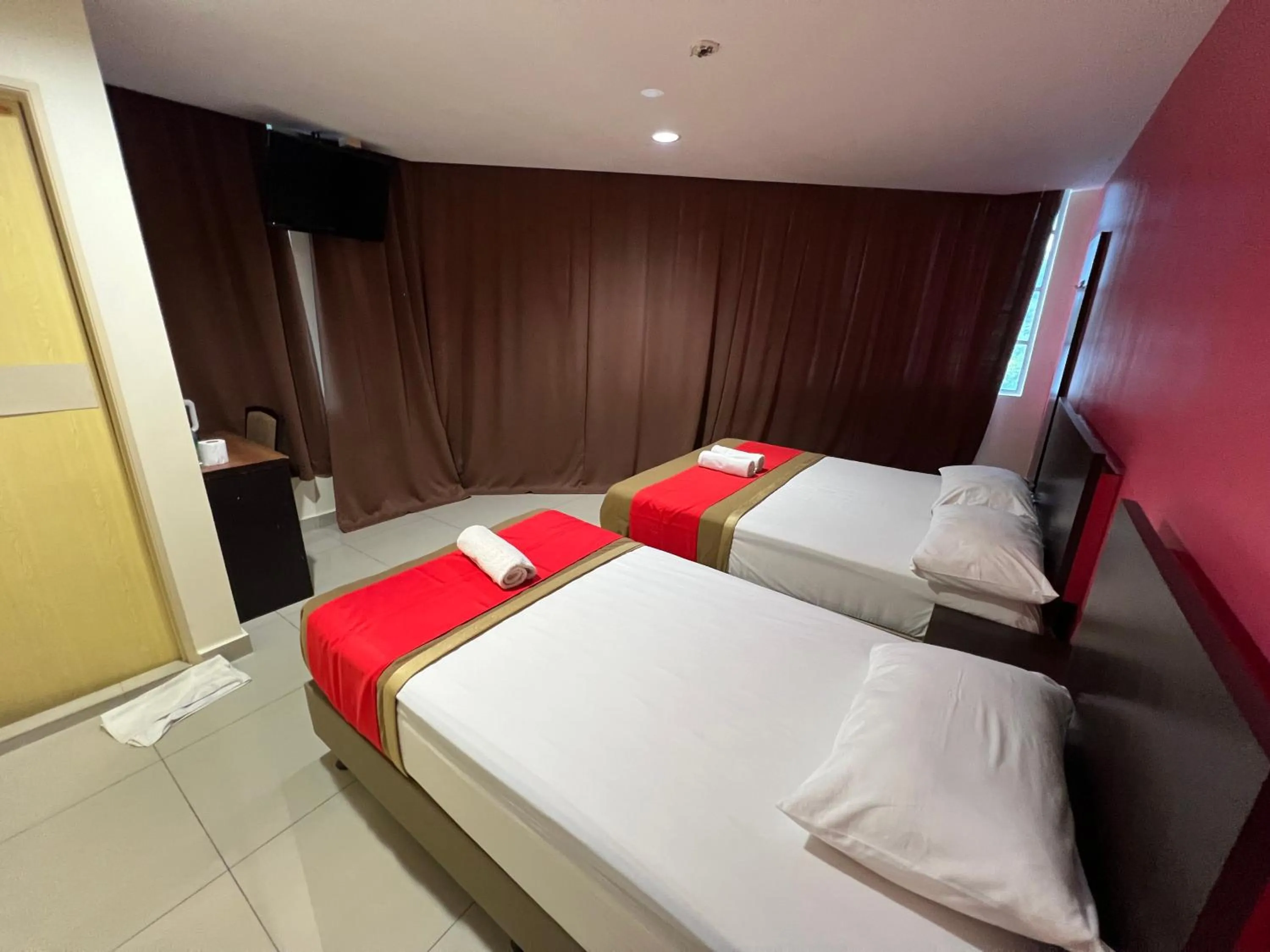 Bed in Hotel Crystal Villa