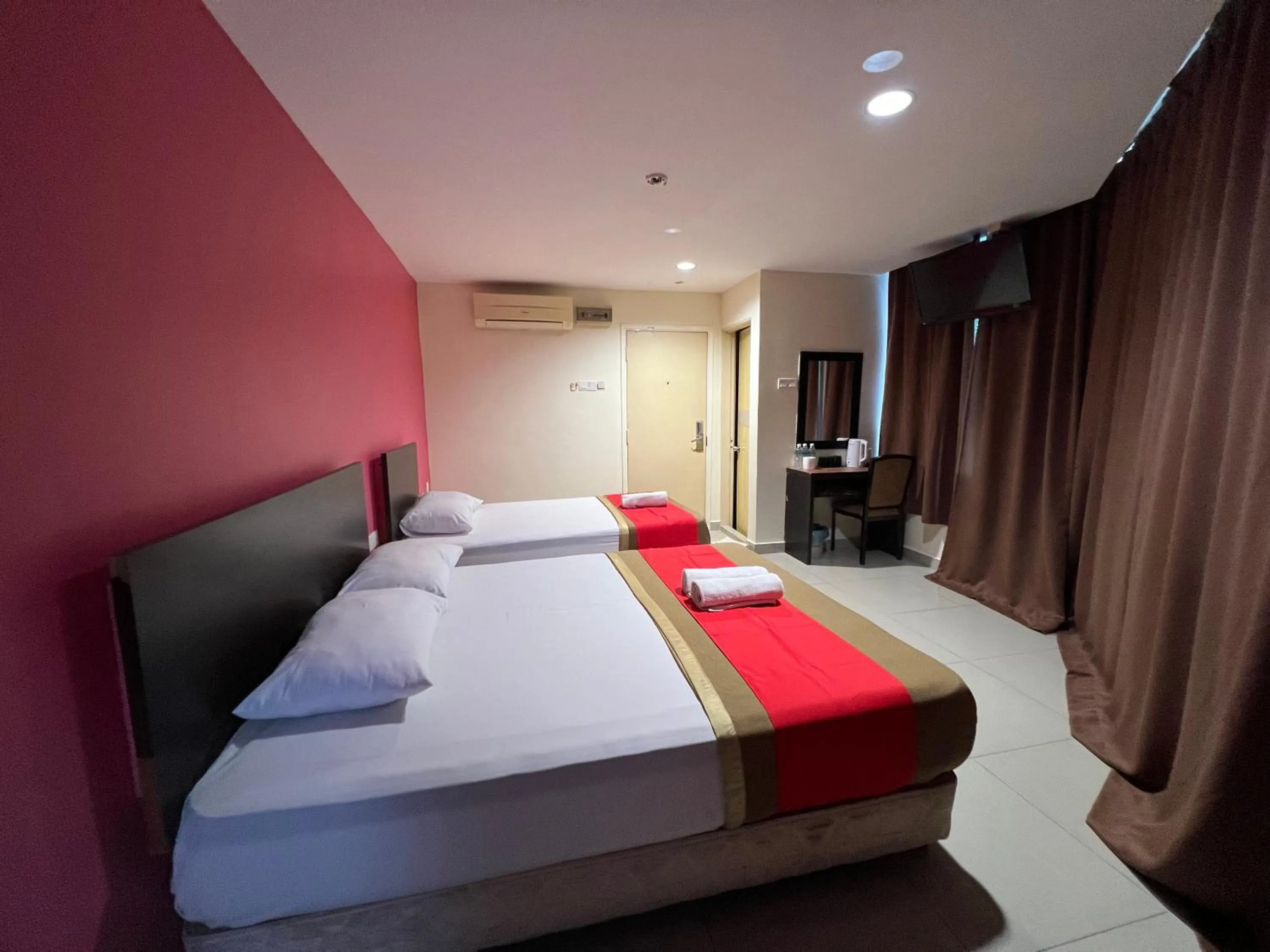 Bed in Hotel Crystal Villa