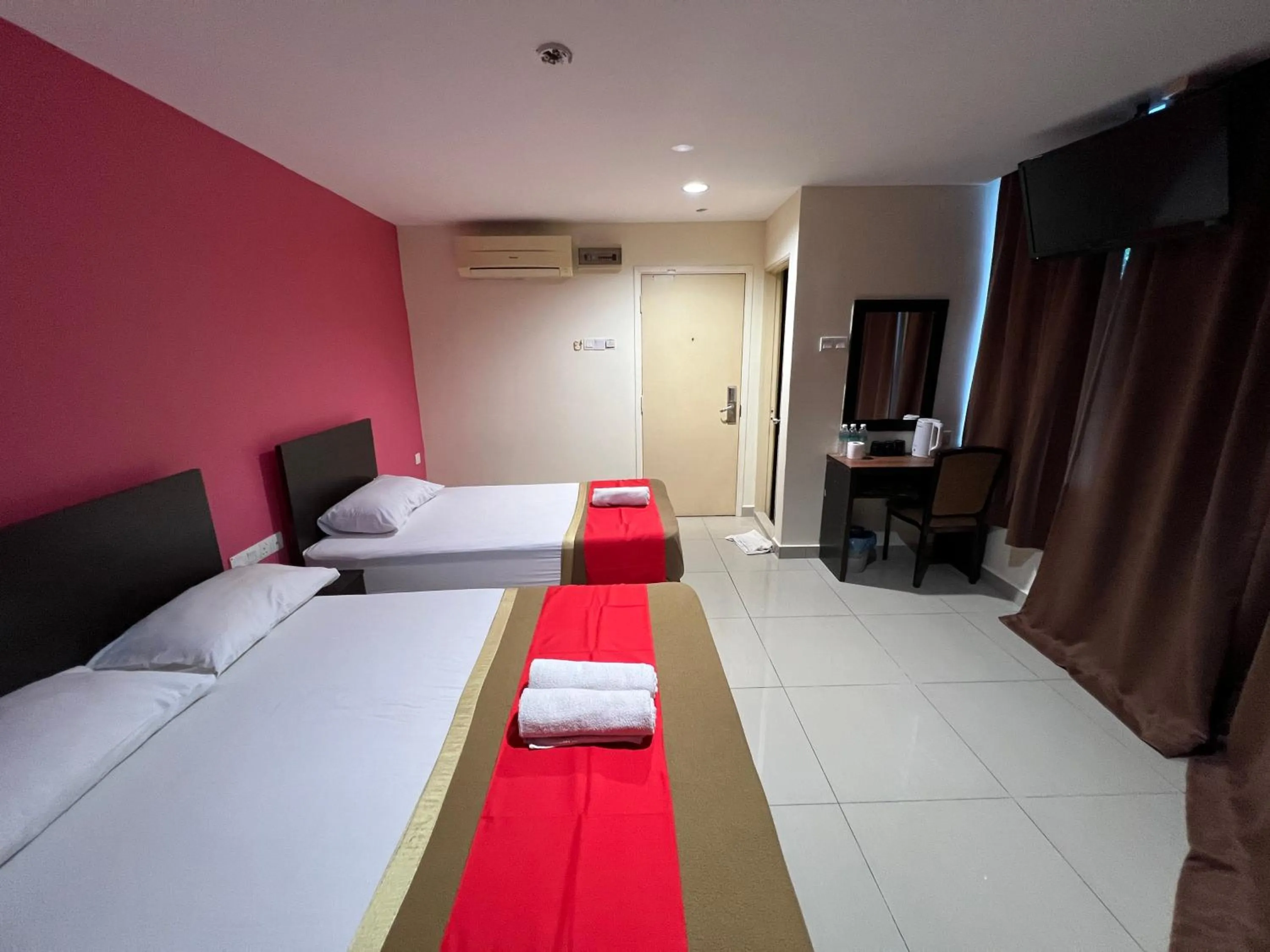 Bed in Hotel Crystal Villa