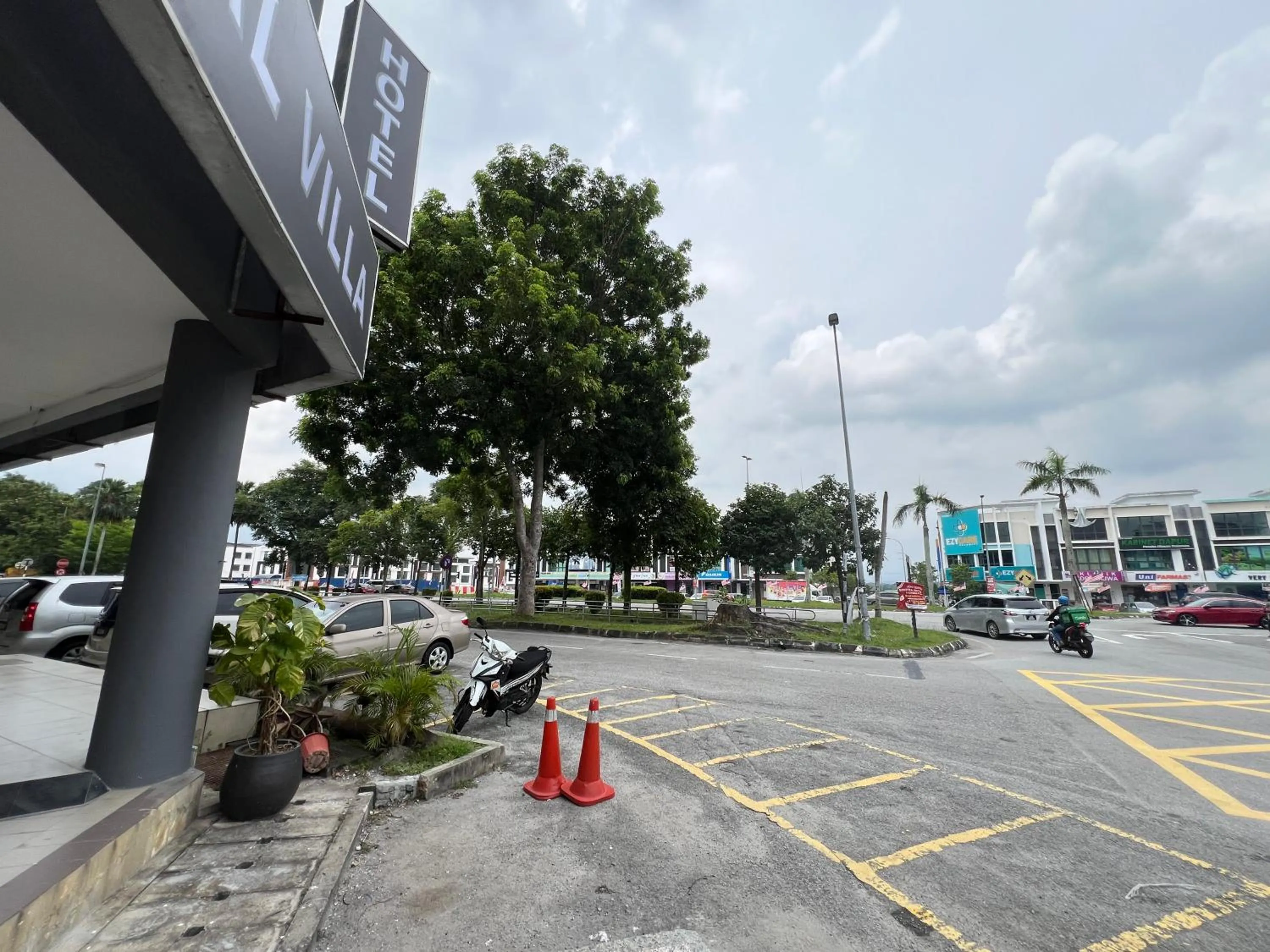 Property building in Hotel Crystal Villa