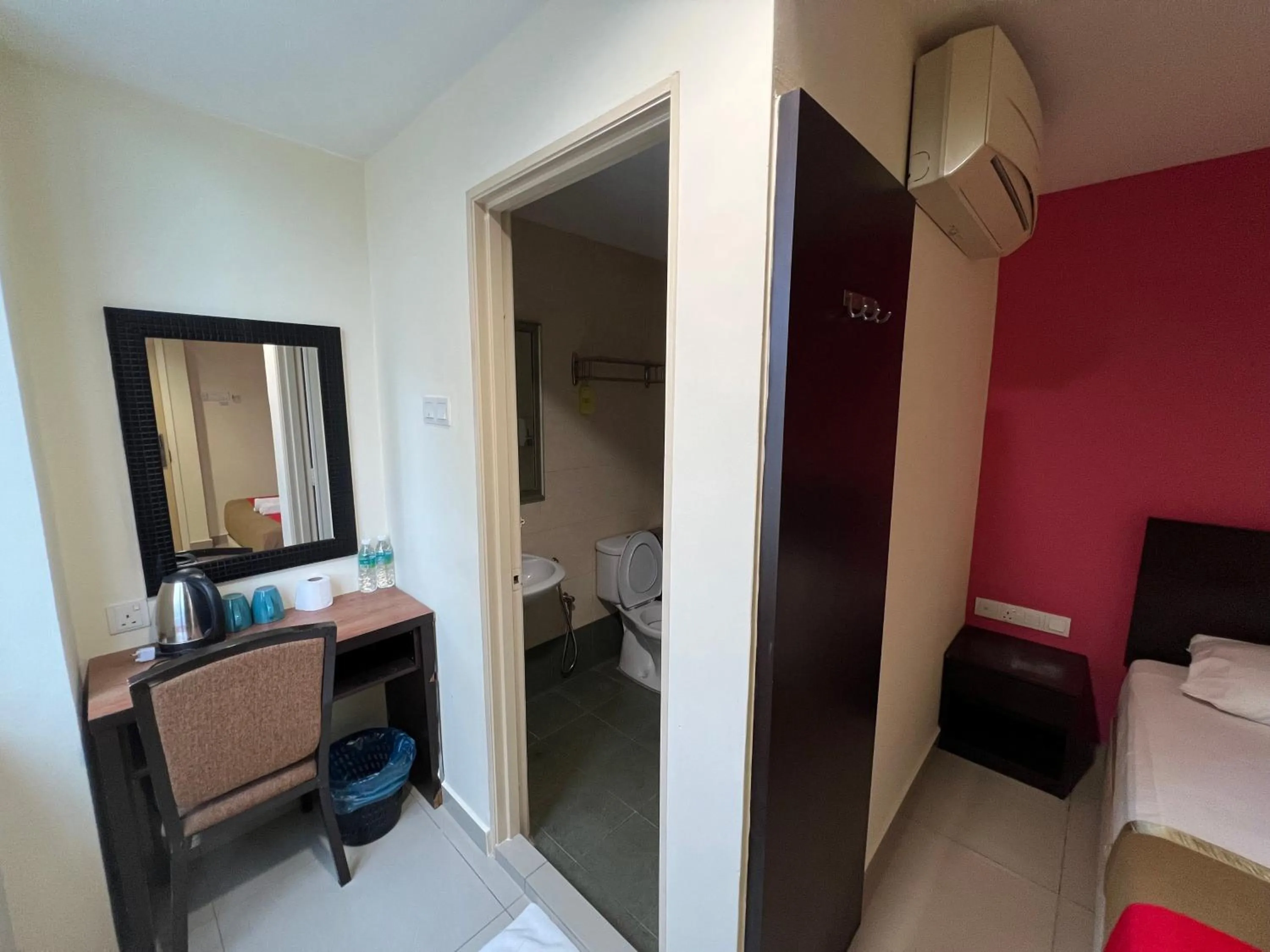 Bedroom, Bed in Hotel Crystal Villa