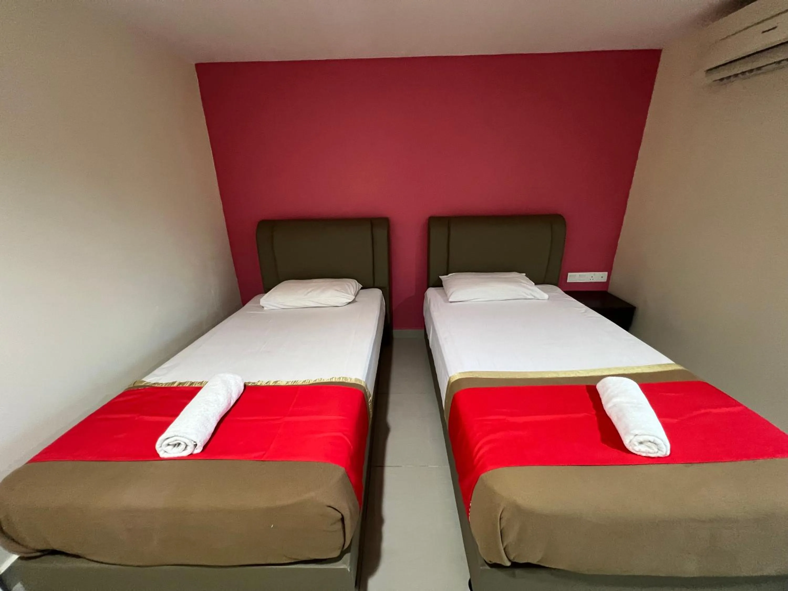 Bed in Hotel Crystal Villa