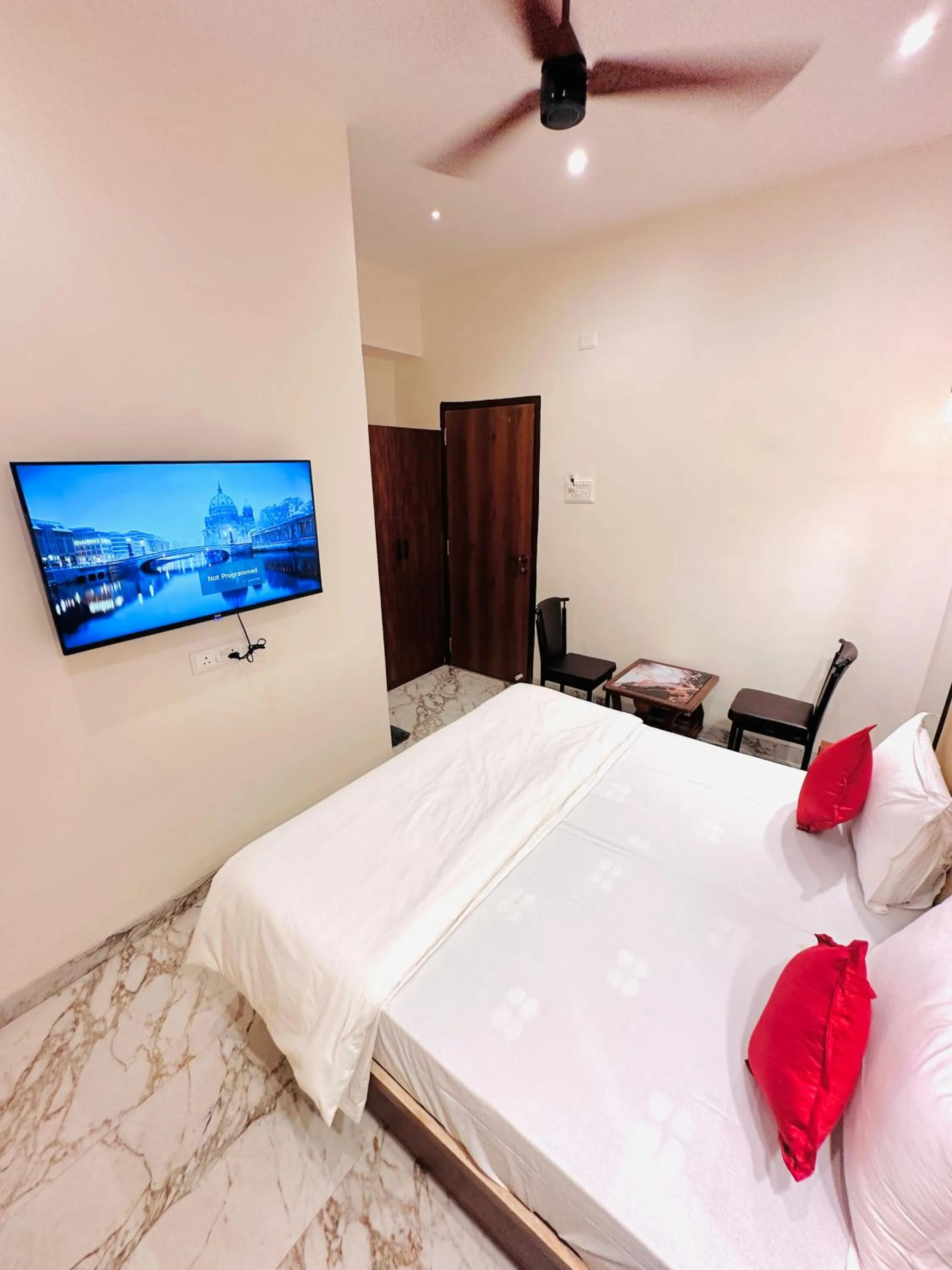 Photo of the whole room, Bed in Hotel The Ceremony