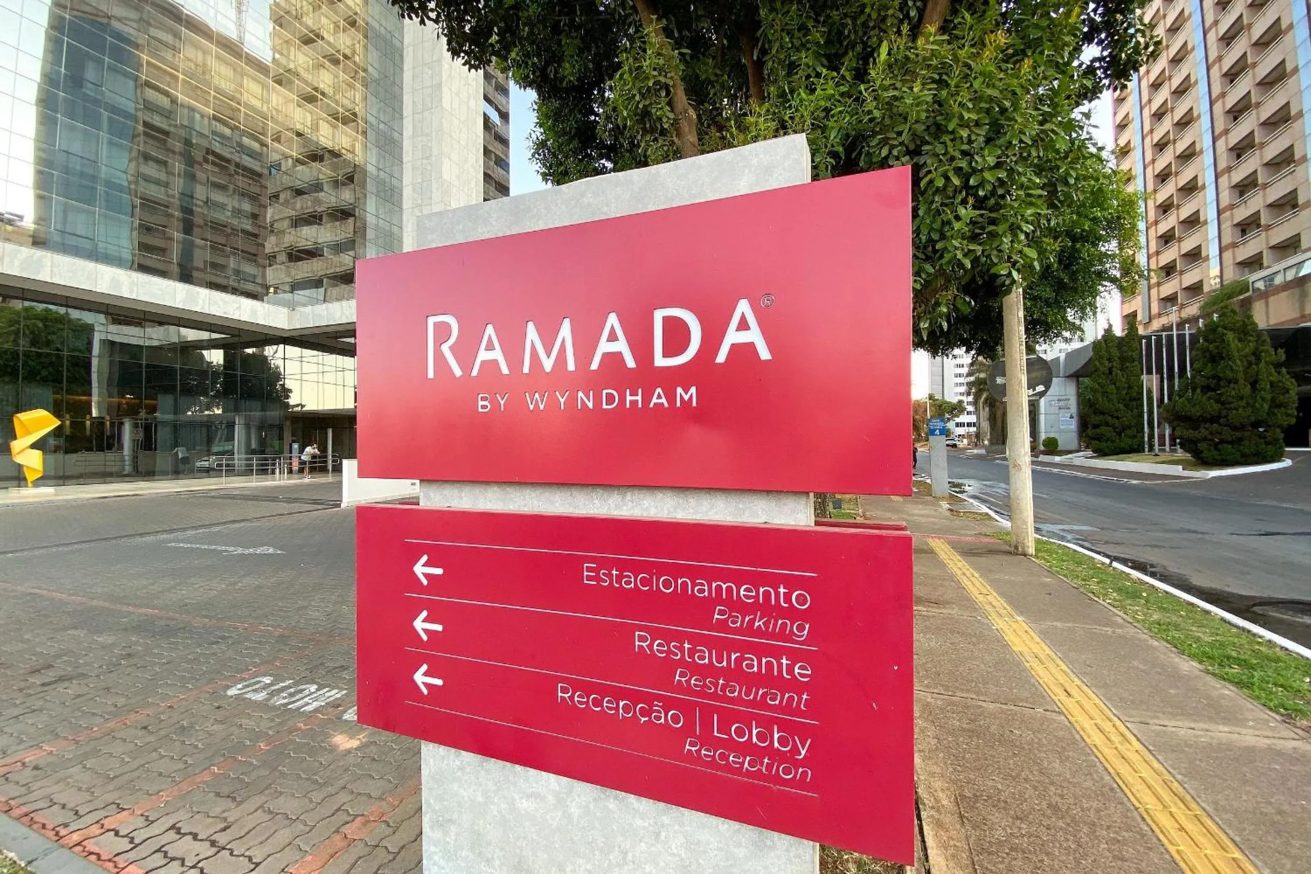 Facade/entrance in OZPED Flats Particulares Edifício Alvorada