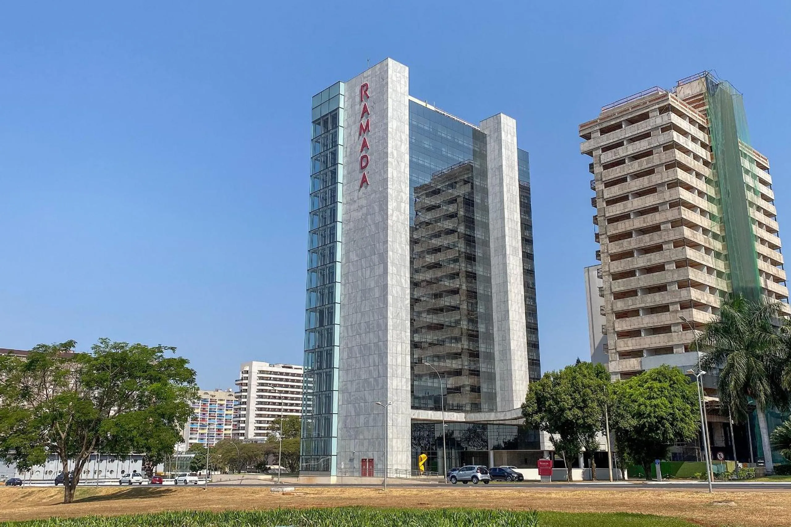 Facade/entrance in OZPED Flats Particulares Edifício Alvorada