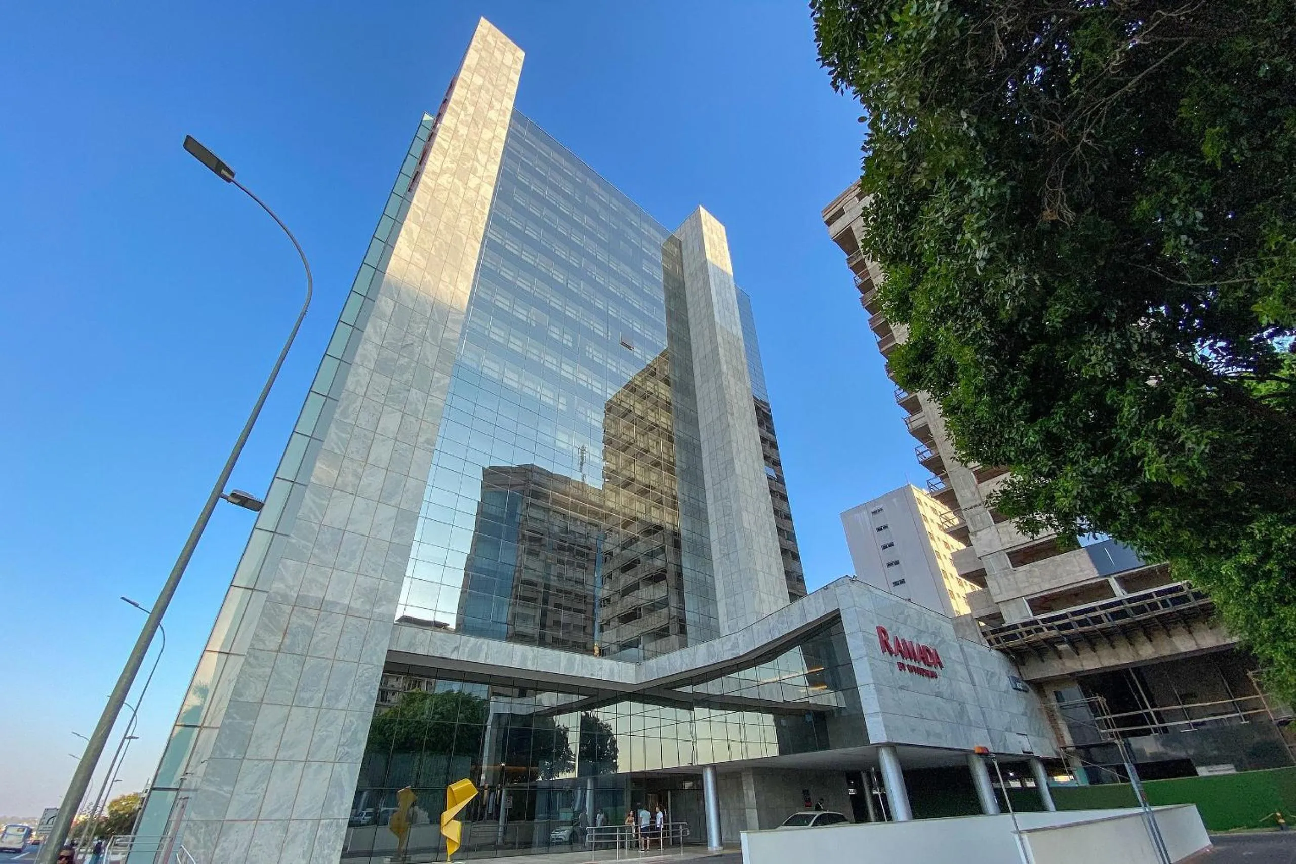 Facade/entrance in OZPED Flats Particulares Edifício Alvorada