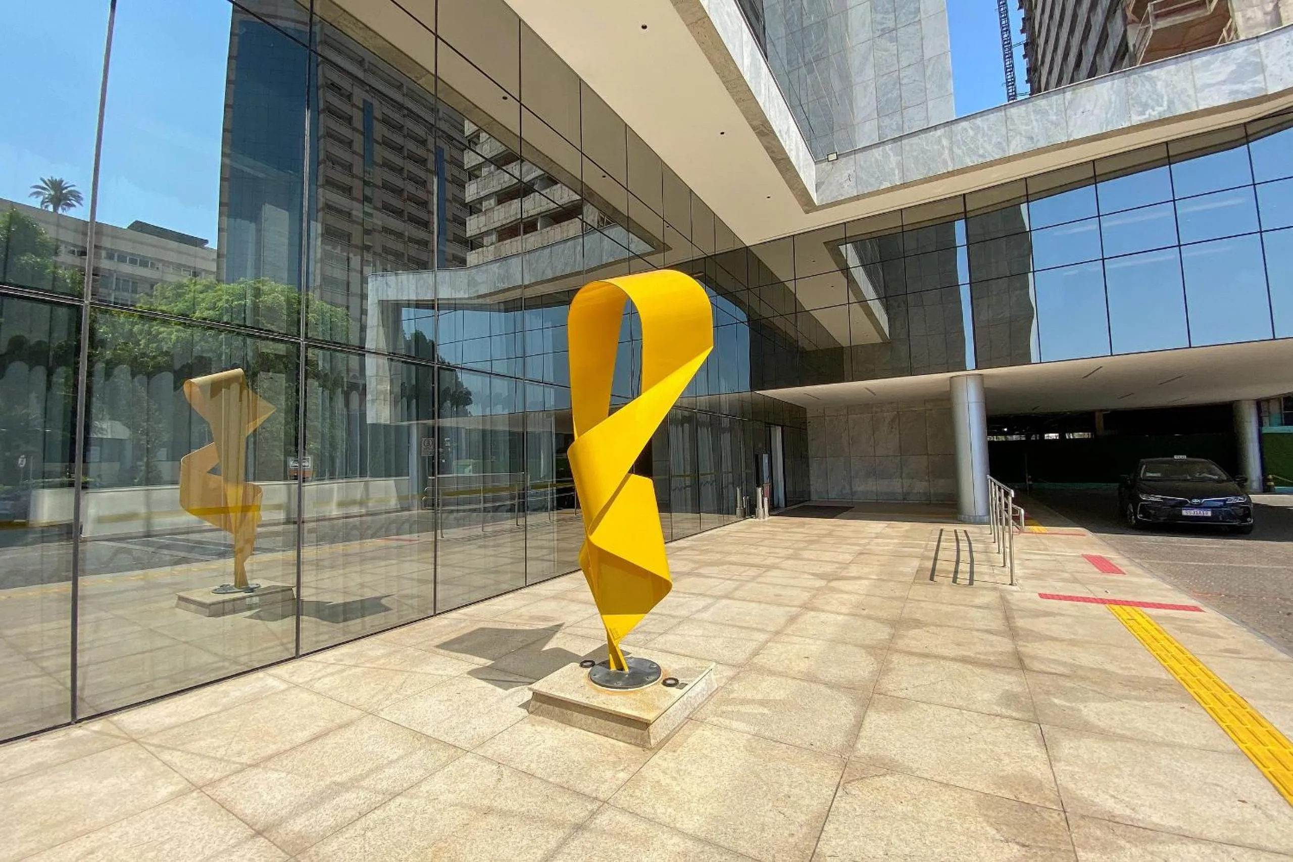 Facade/entrance in OZPED Flats Particulares Edifício Alvorada
