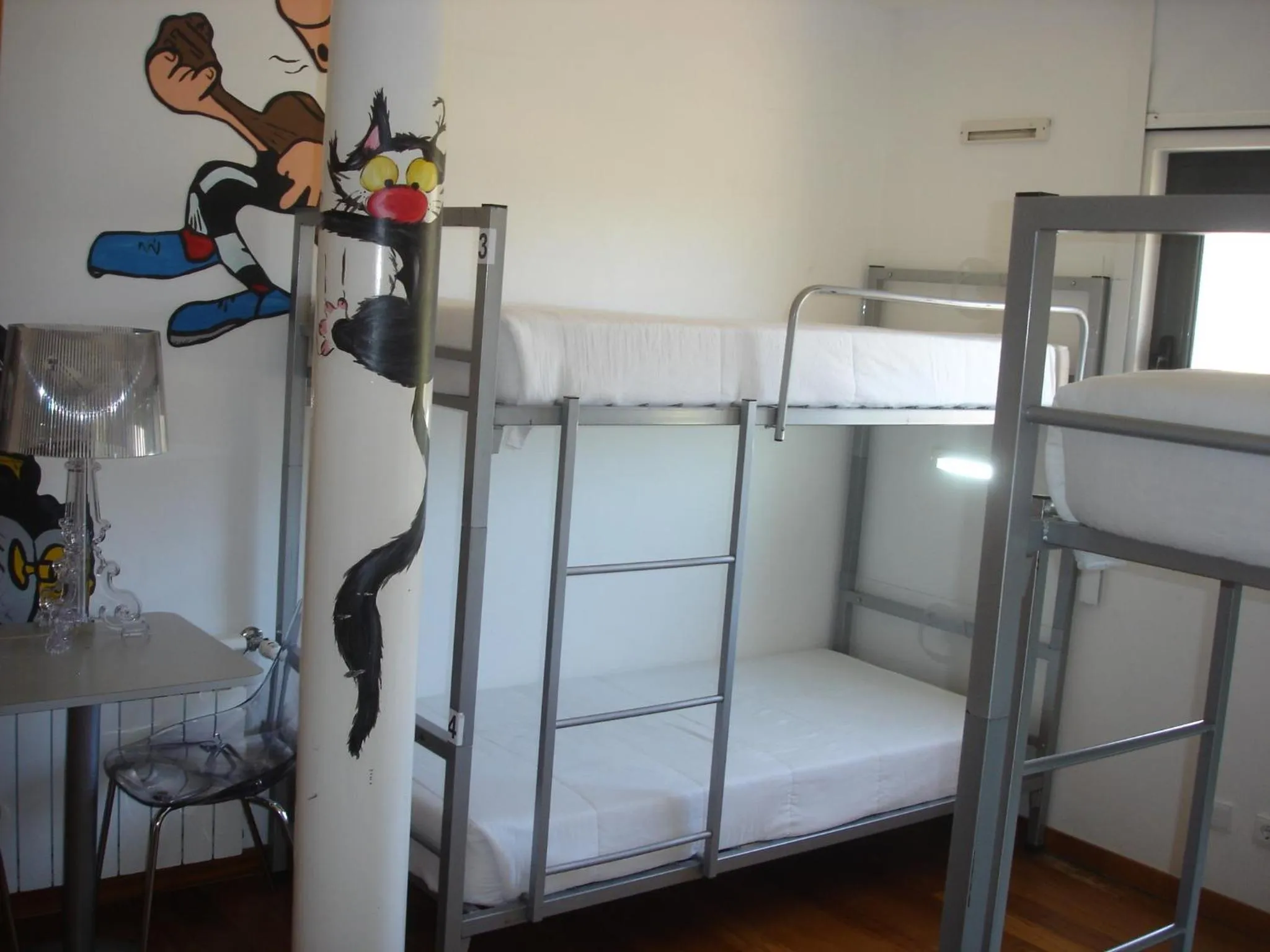 Decorative detail, Bed in HI Alvados - Pousada de Juventude