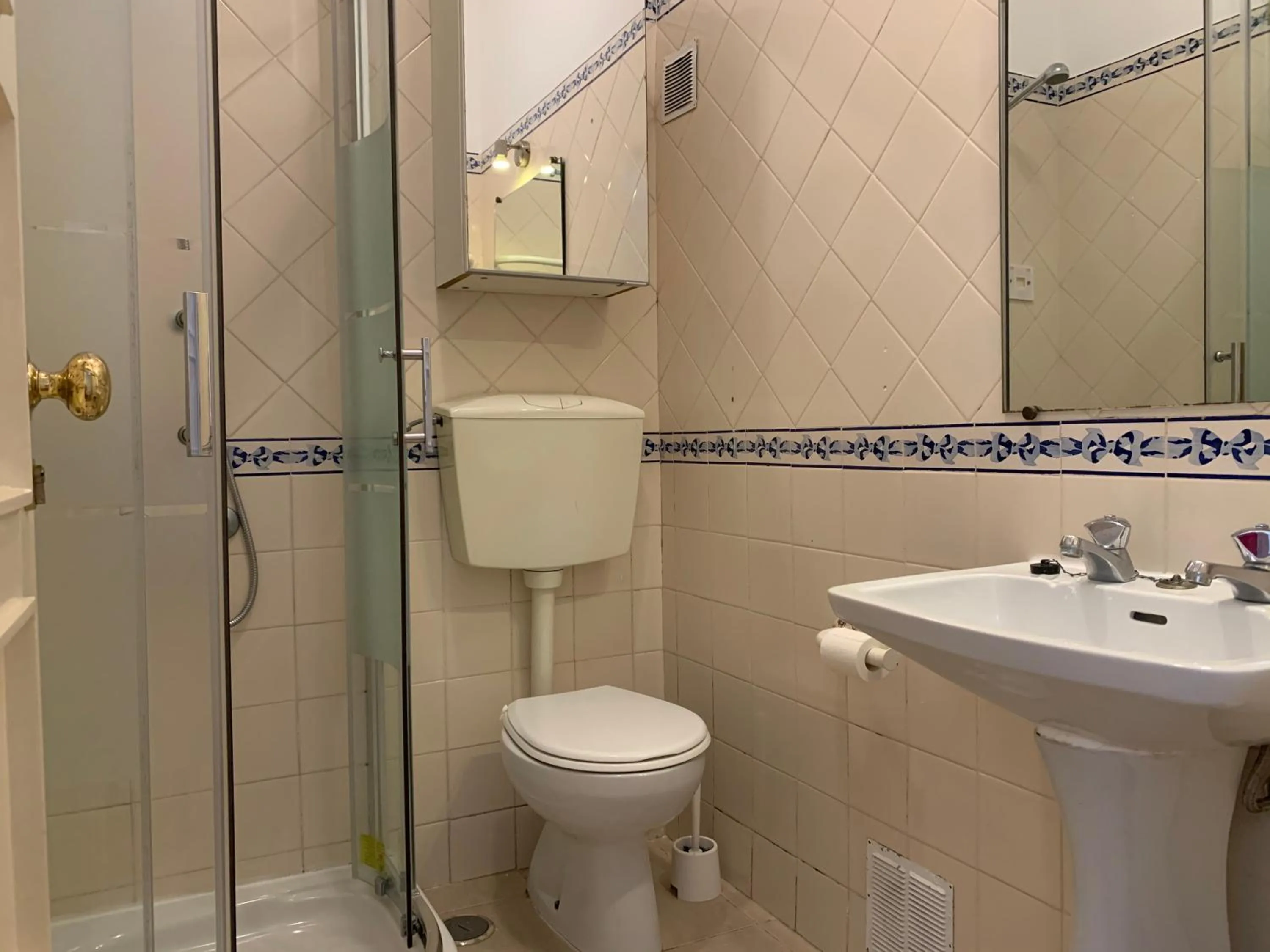 Toilet in Discovery Apartment Benfica