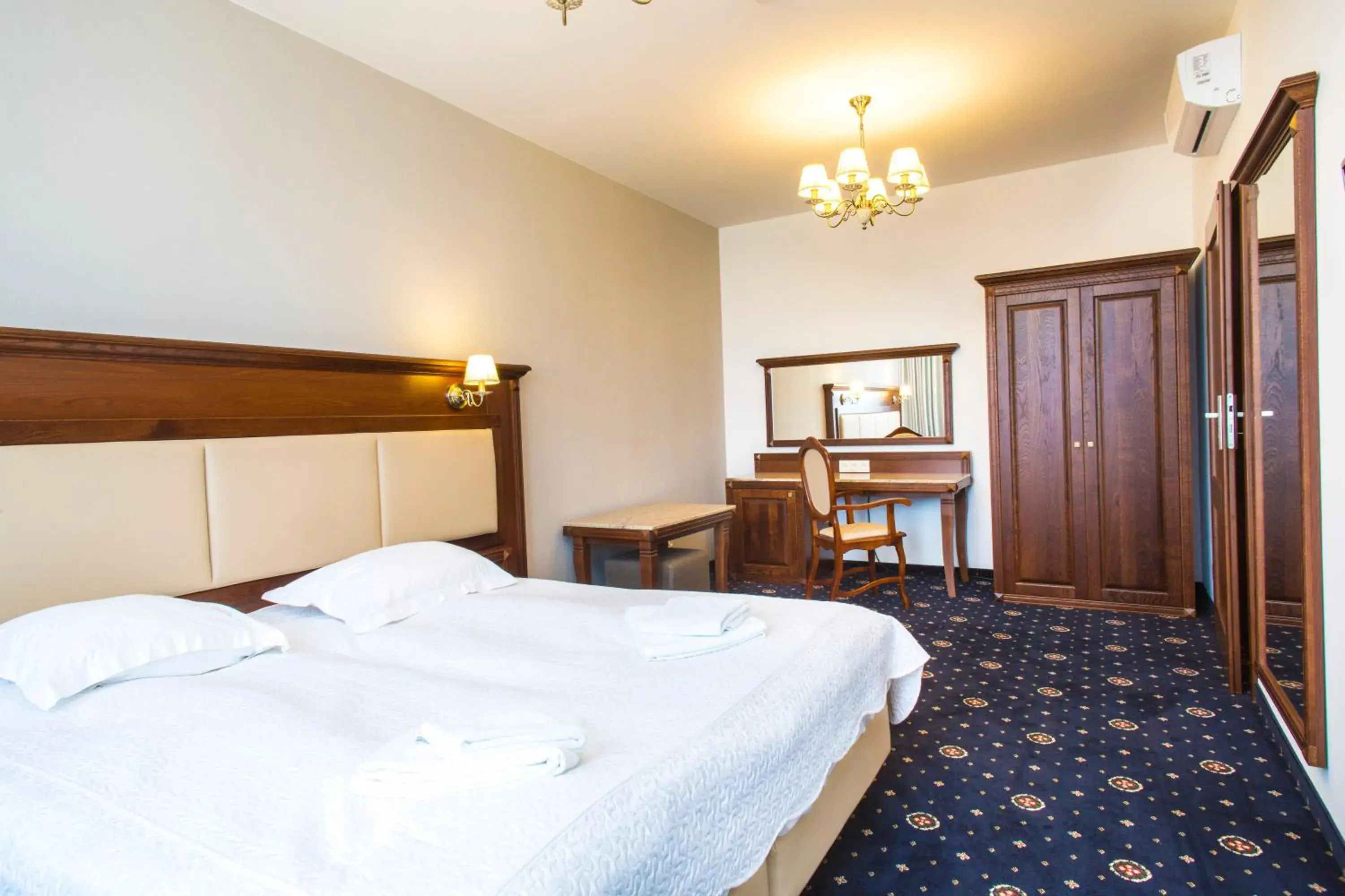 Deluxe Double Room with Bath - single occupancy in Hotel nad Rabą - Bochnia Deluxe Double Room with Bath - single occupancy in Hotel nad Rabą - Bochnia